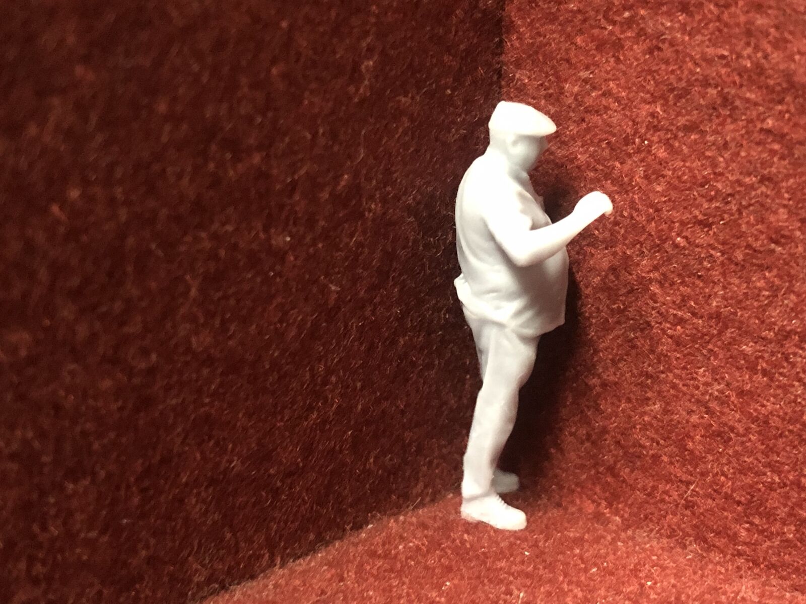 Six unpainted 1:43.5 scale NG7/O gauge resin loco crew figures in assorted poses for model railway layouts.