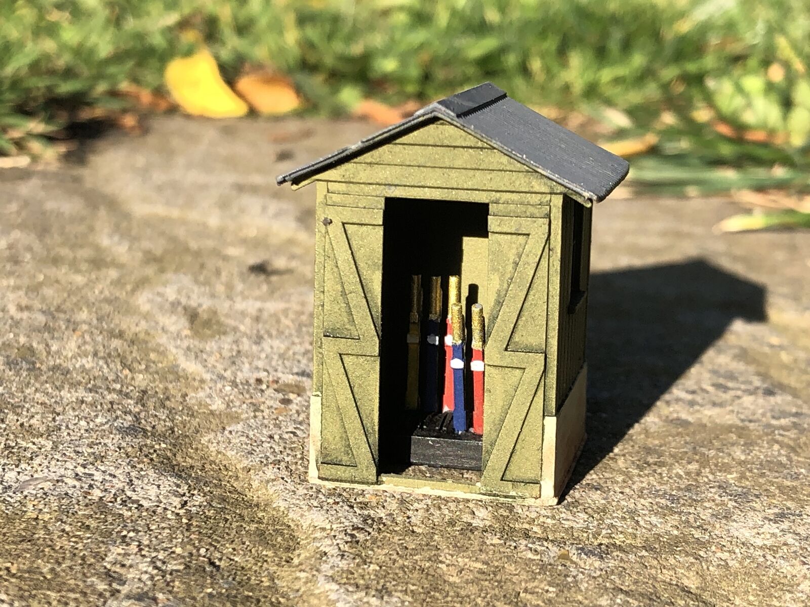 Unpainted resin OO9/OO/HO ground signalman’s hut model kit with separate roof, lever frame and glazing for model railways