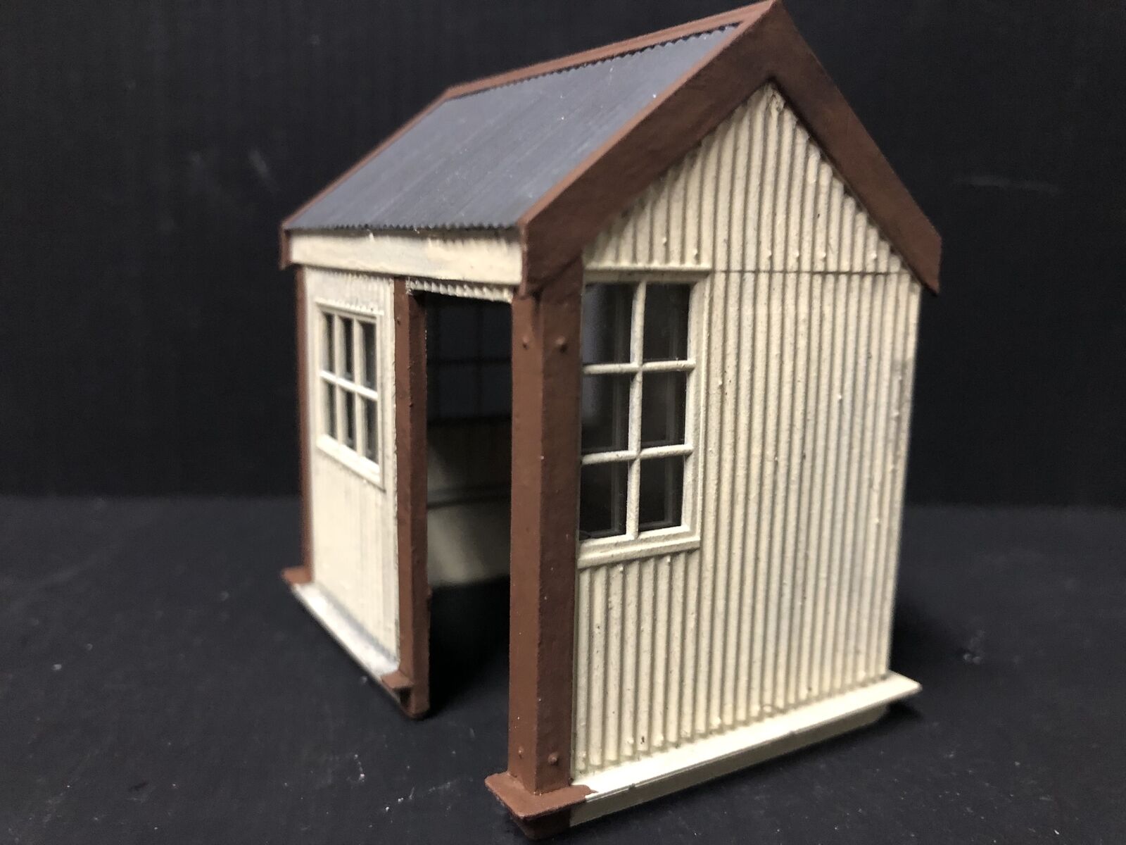 Unpainted 7mm scale O-16.5 narrow gauge Sylfaen station halt resin hut kit with glazed windows for model railway layouts
