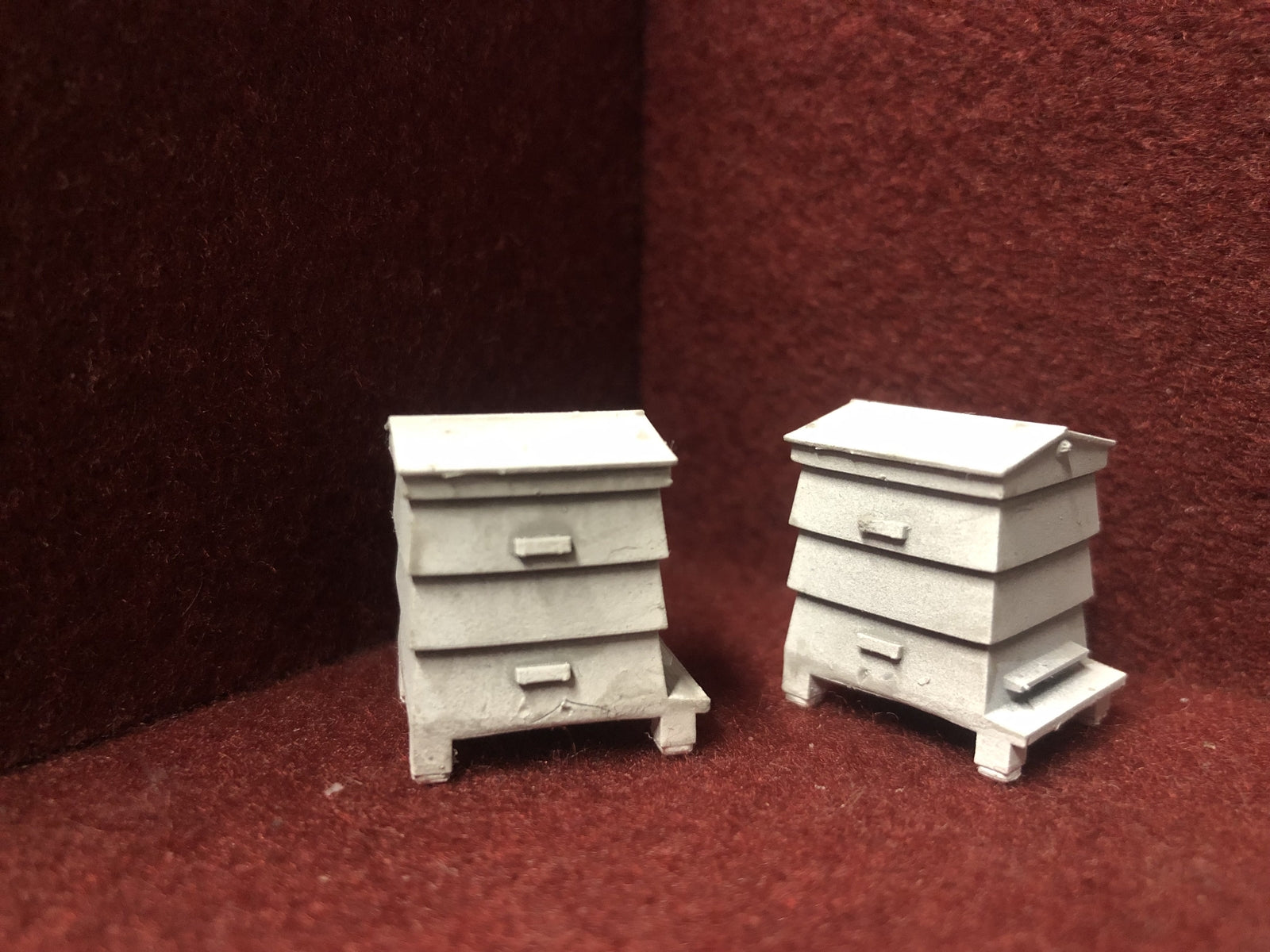 O gauge WBC beehive pair model kit in unpainted resin, detailed 7mm scale accessories for realistic railway layouts.