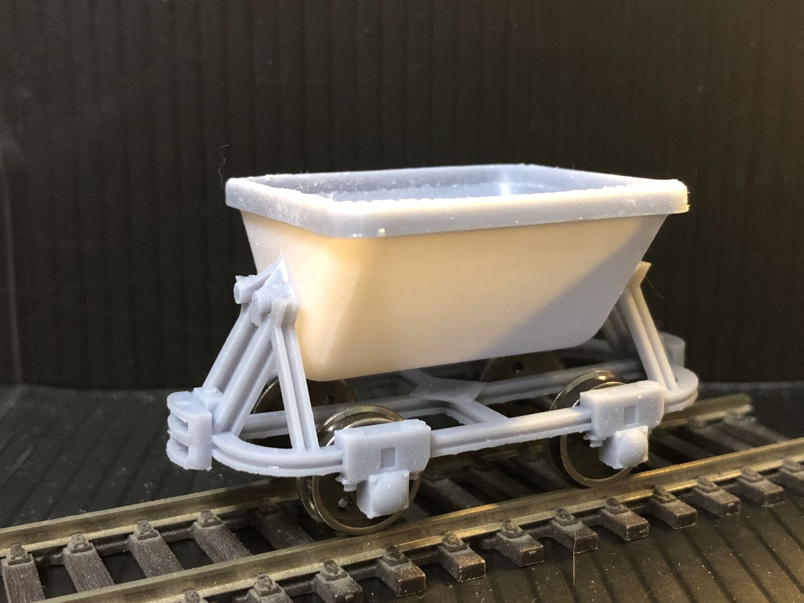 Gn15 narrow gauge kit of three Hudson-style tipper wagons with 12.5mm spoked wheels for OO gauge 16.5mm track layouts