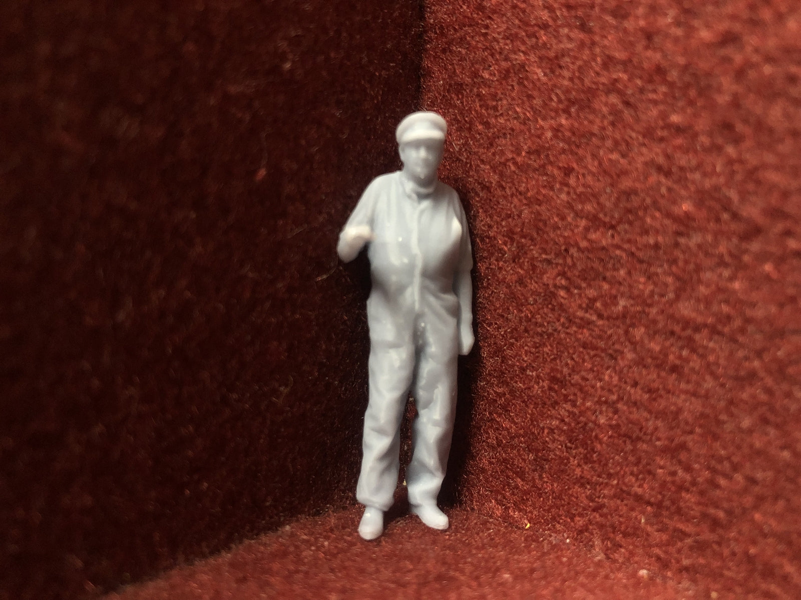 Set of six unpainted 1:43.5 scale NG7/O gauge loco crew figures in assorted poses for model railway layouts