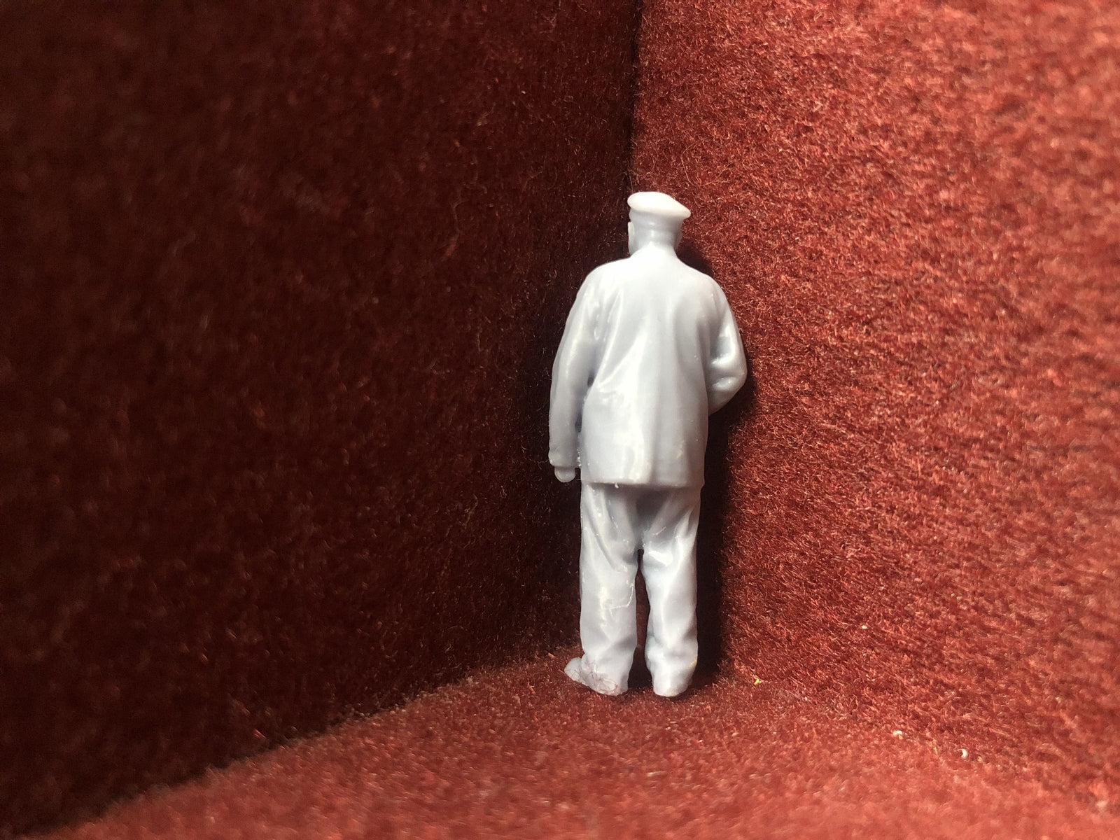 Unpainted 1:43.5 scale NG7/O gauge loco crew multi-pack with six 39mm resin figures in assorted poses ready to paint