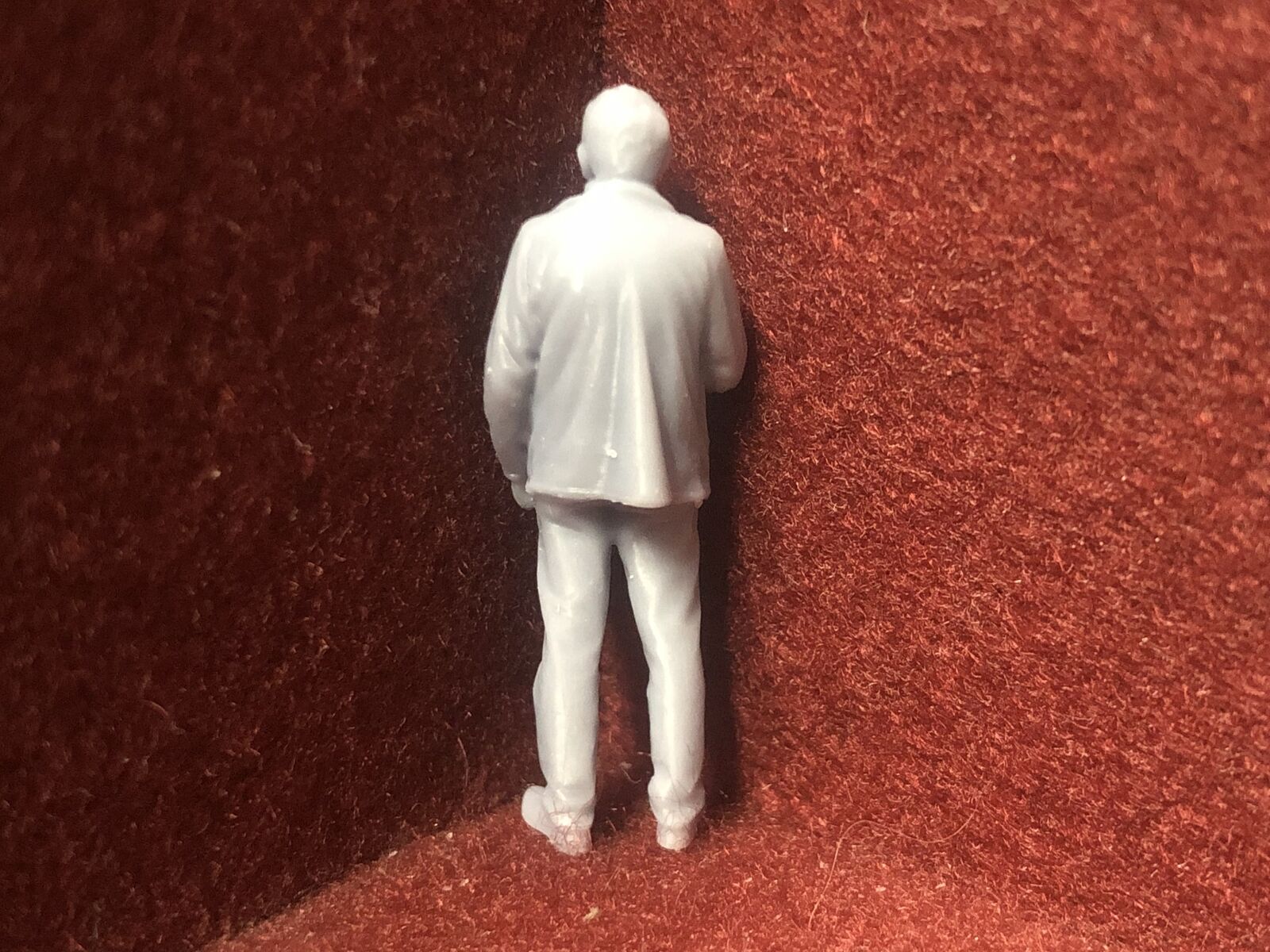 Set of six unpainted 1:43.5 scale NG7/O gauge worker and civilian figures for model railway layouts.