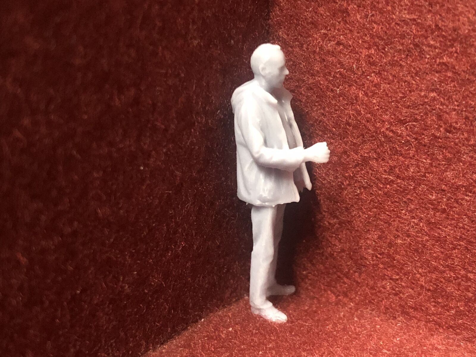 Set of six unpainted 1:43.5 scale NG7/O gauge worker and civilian figures for model railway layouts.