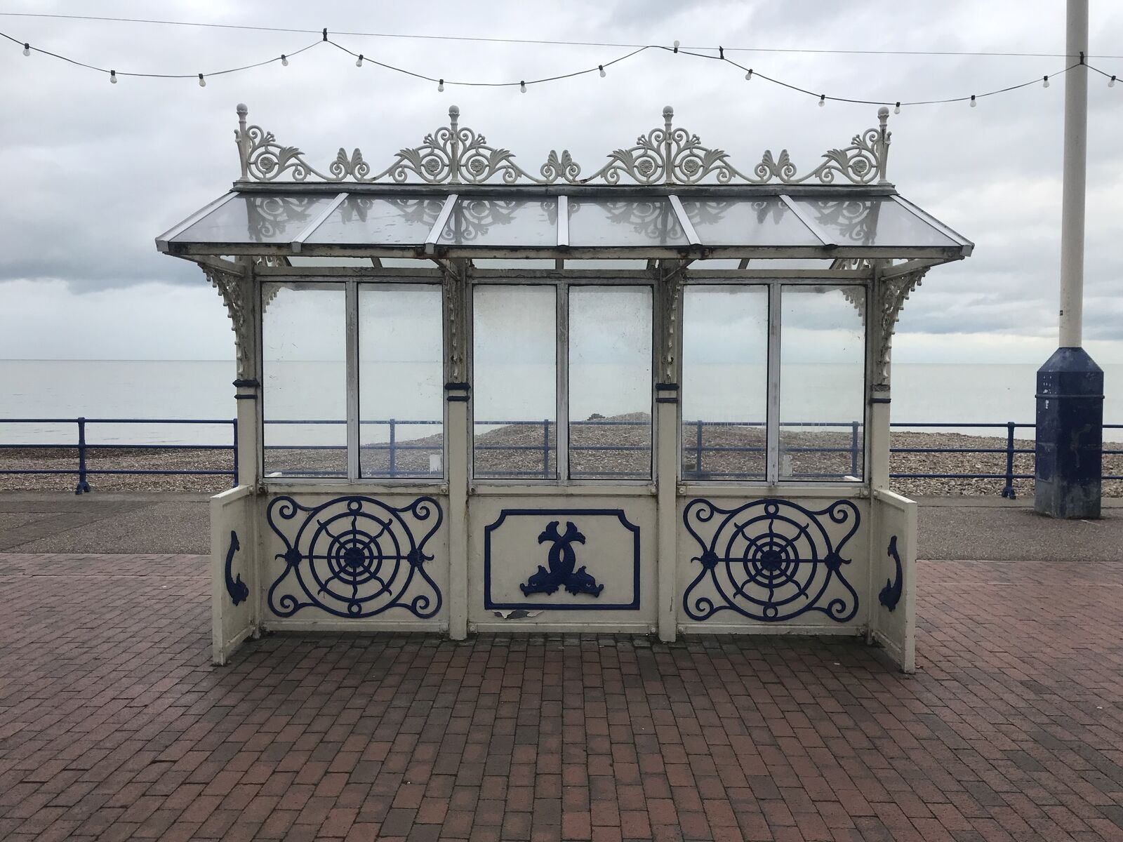 OO9 gauge Edwardian promenade shelter kit with roof glazing and two pedestrian figures for OO scale model railway scenes