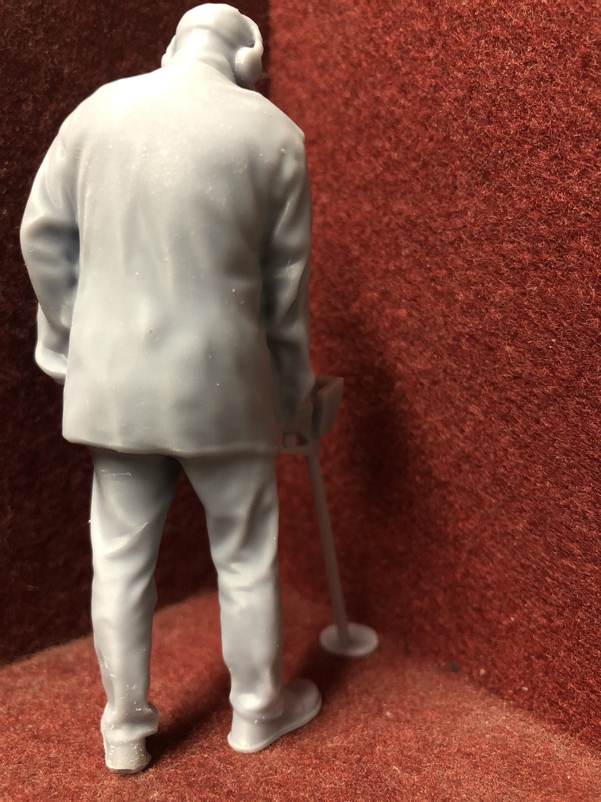 16mm 1:19 scale SM32 model railway figure of a metal detectorist posed searching the ground