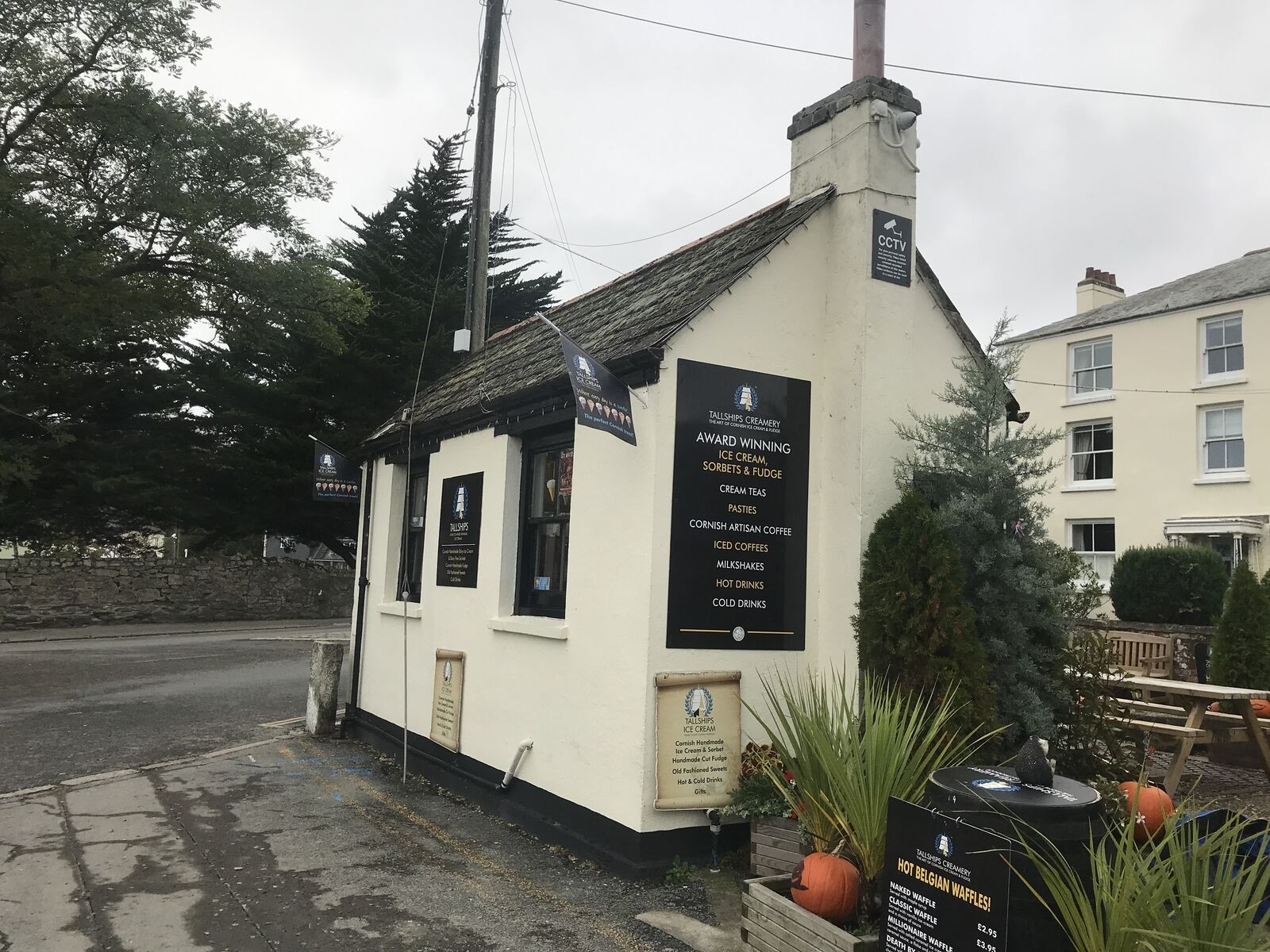 OO9/OO/HO scale model railway weighbridge and office building kit based on Charlestown and Minffordd station designs