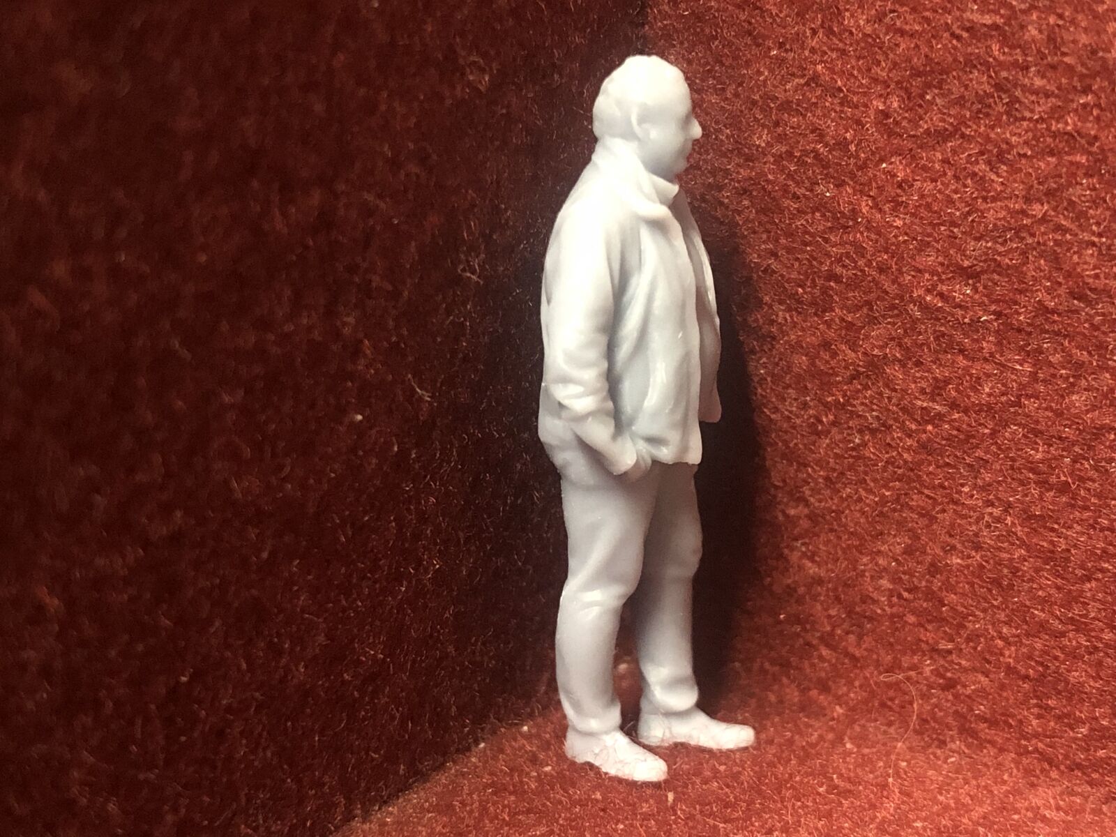 Set of six unpainted 1:43.5 scale NG7/O gauge worker and civilian figures for model railway layouts.