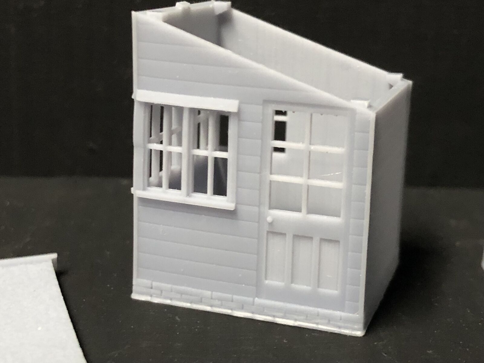 OO9/OO/HO scale ground signal box hut model kit with separate roof, glazing and interior lever frame