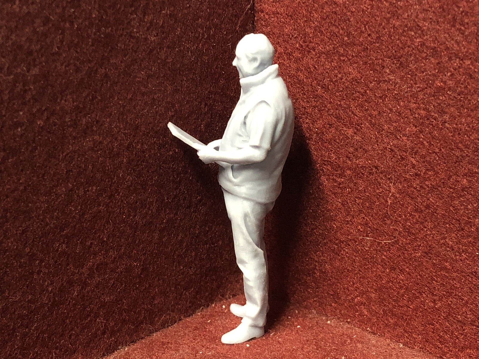 Unpainted G-scale 1:22.5 GN15 3D-scanned male figure holding a clipboard for model railway layouts
