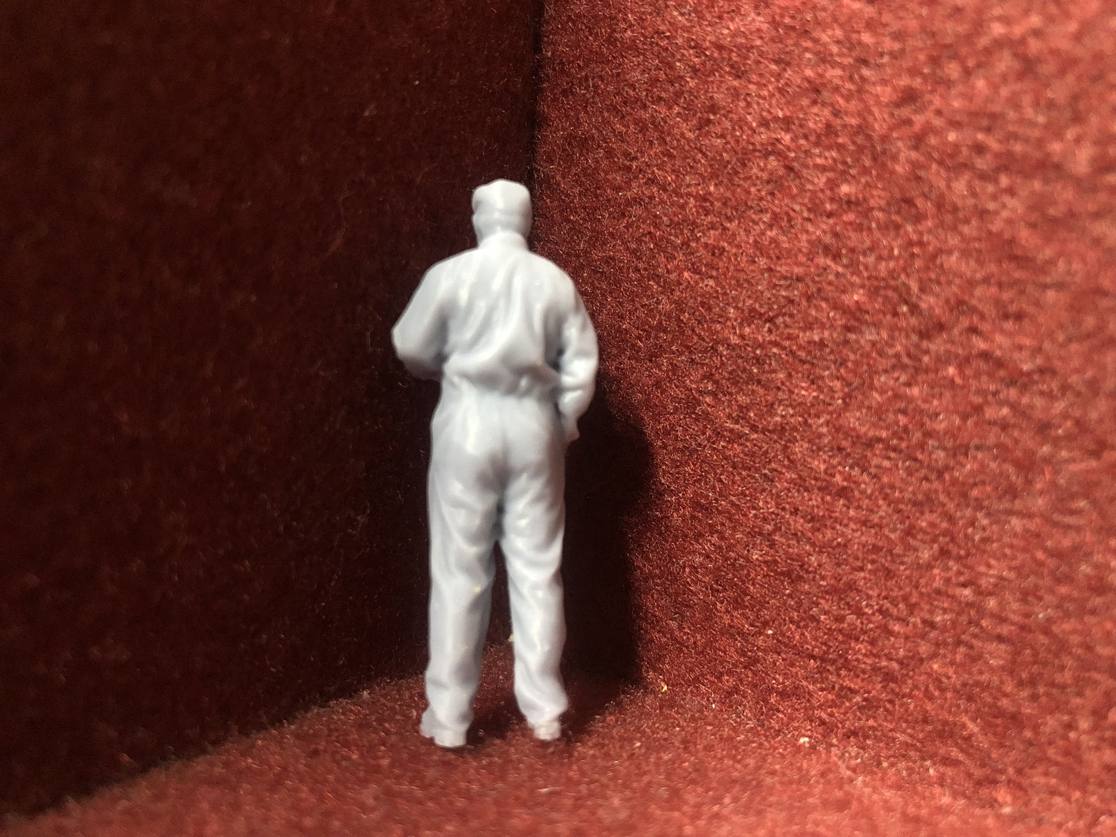 Six unpainted 1:43.5 scale NG7/O gauge loco crew figures in assorted poses for model railway layouts