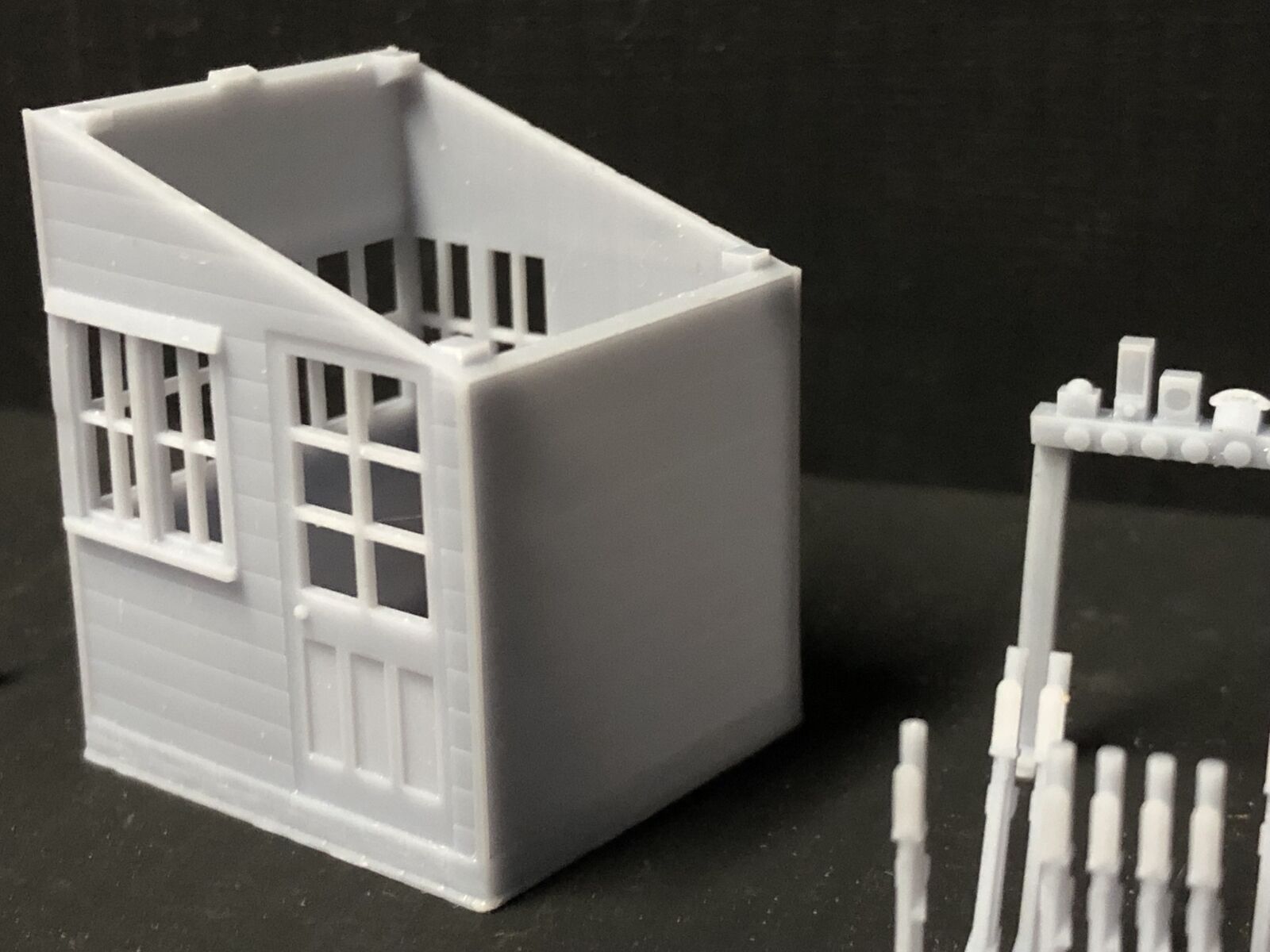 OO9/OO/HO scale ground signal box hut model kit with separate roof, glazing and interior lever frame