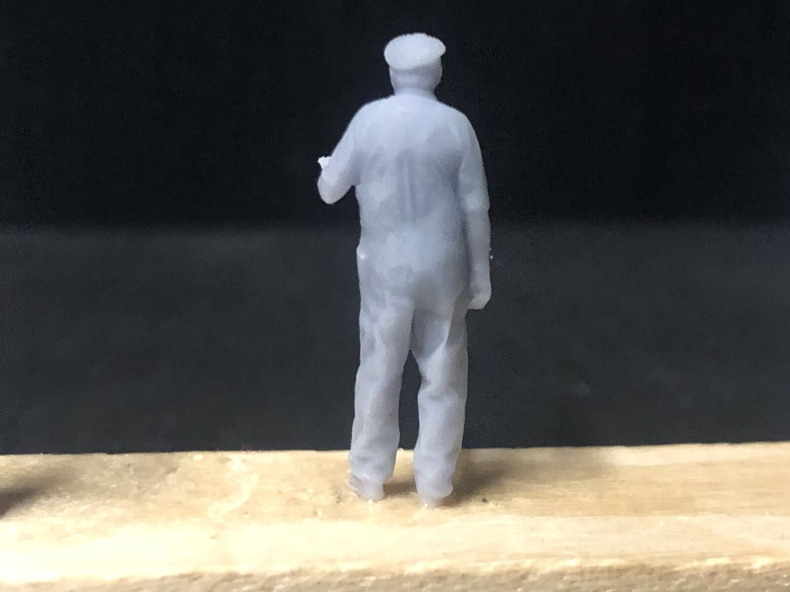 Unpainted 1:76 scale OO9/OO/HO loco crew multi-pack with six resin figures in assorted poses ready for priming and painting.