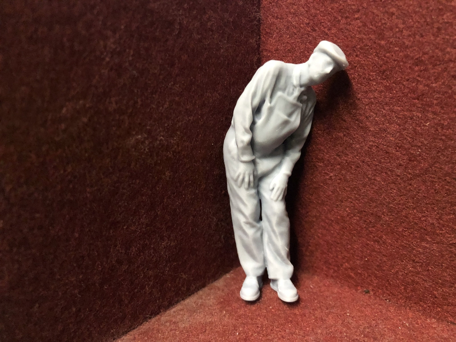 Unpainted 16mm 3D-scanned male figure peering ahead for G scale 1:22.5 garden railways and SM32 layouts