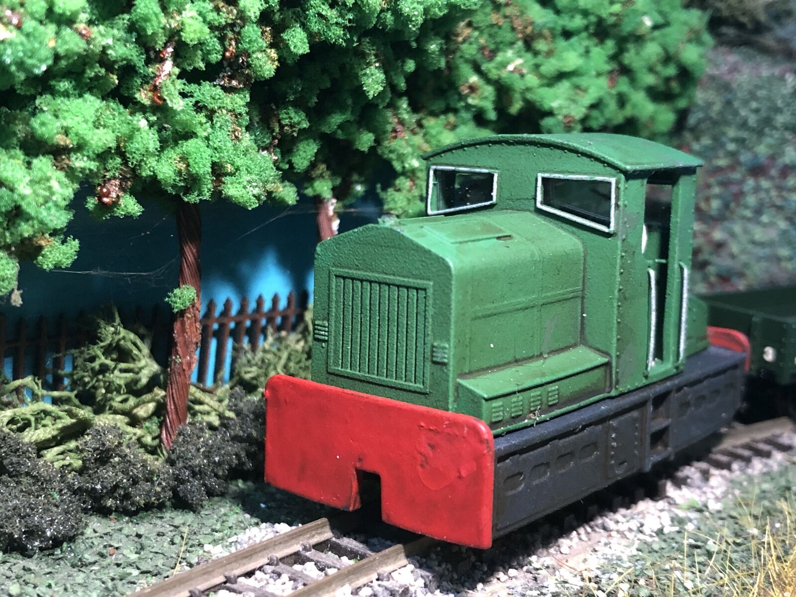 OO9 narrow gauge Armstrong Whitworth-style diesel loco body kit for Kato 11-109 chassis with separate cab and figures