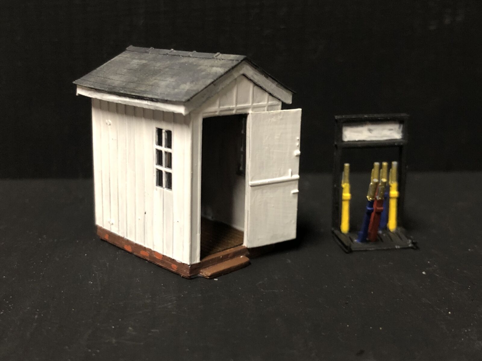 OO9/OO/HO scale Porthmadog-inspired ground signalman’s hut model kit with lever frame and clear glazed windows