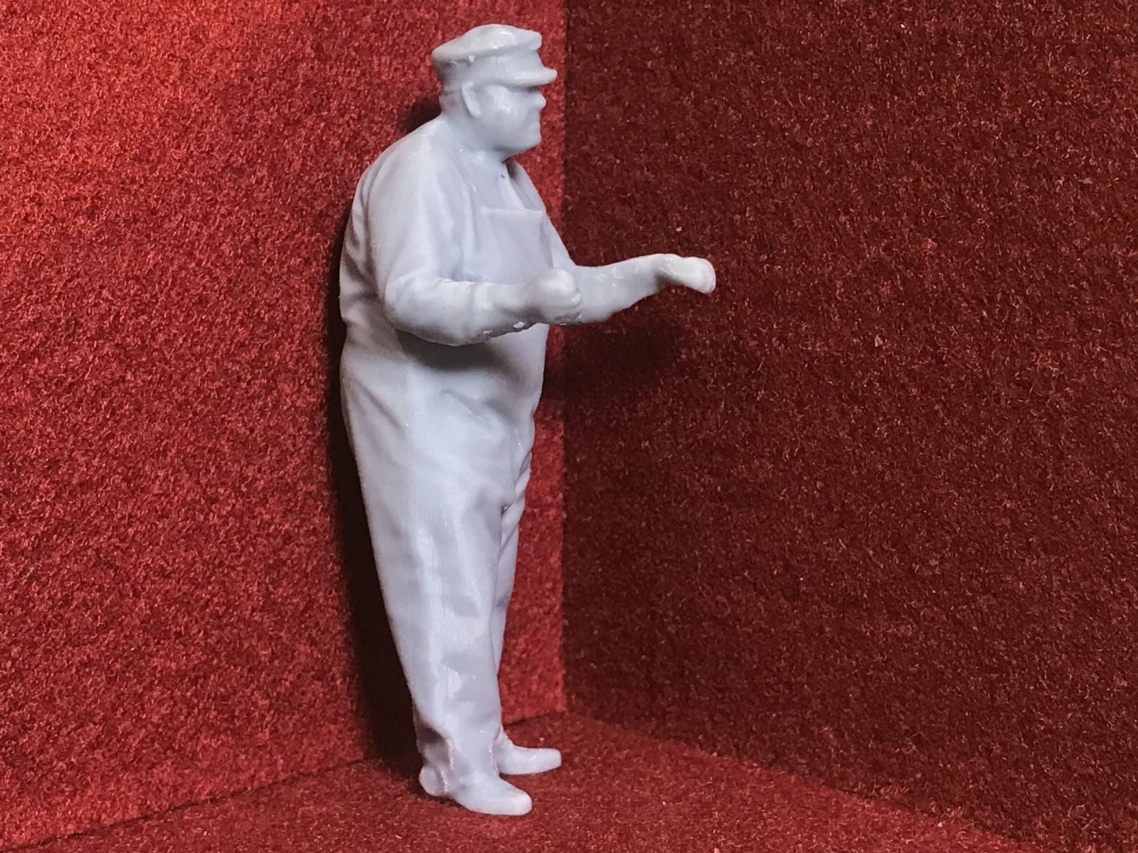 G scale 1:22 driver figure with hat for model railway layouts, 3D scanned from a real person, also suitable for GN15 layouts