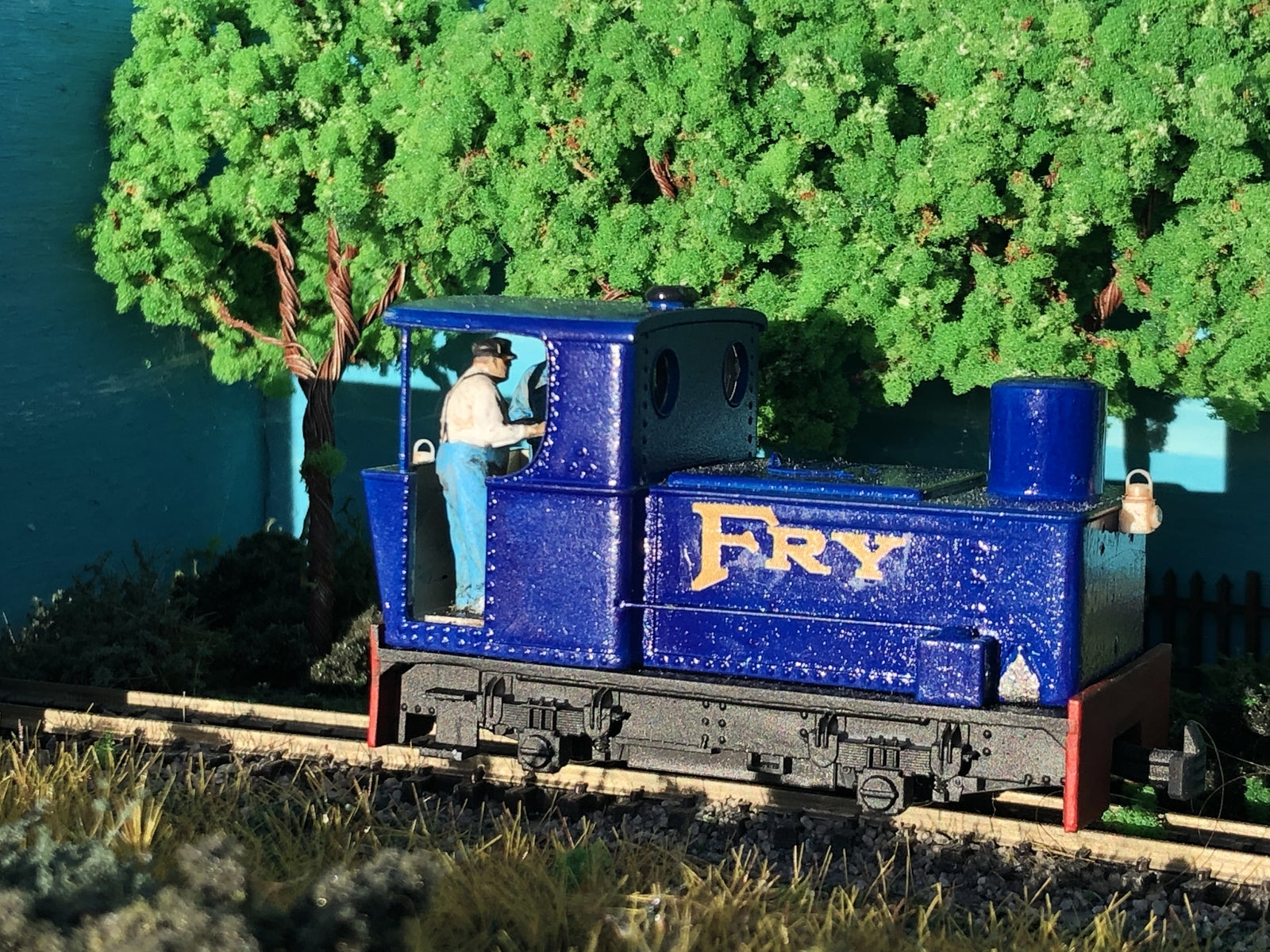 OO9 100 HP Fry Sentinel steam locomotive kit on Kato 11-109 chassis, narrow gauge model railway body shell shown.