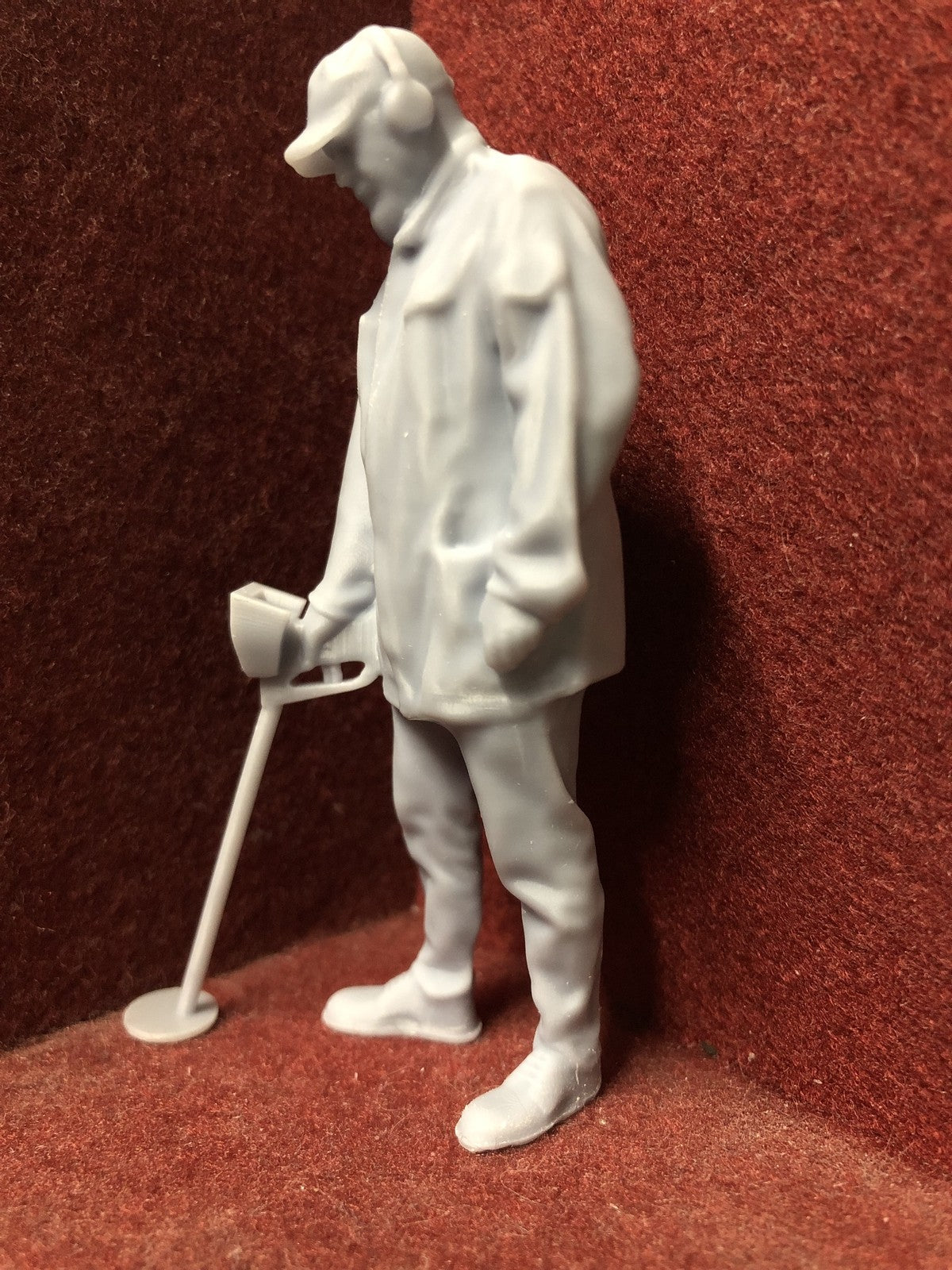 16mm 1:19 scale SM32 model railway figure of a metal detectorist in a realistic searching pose