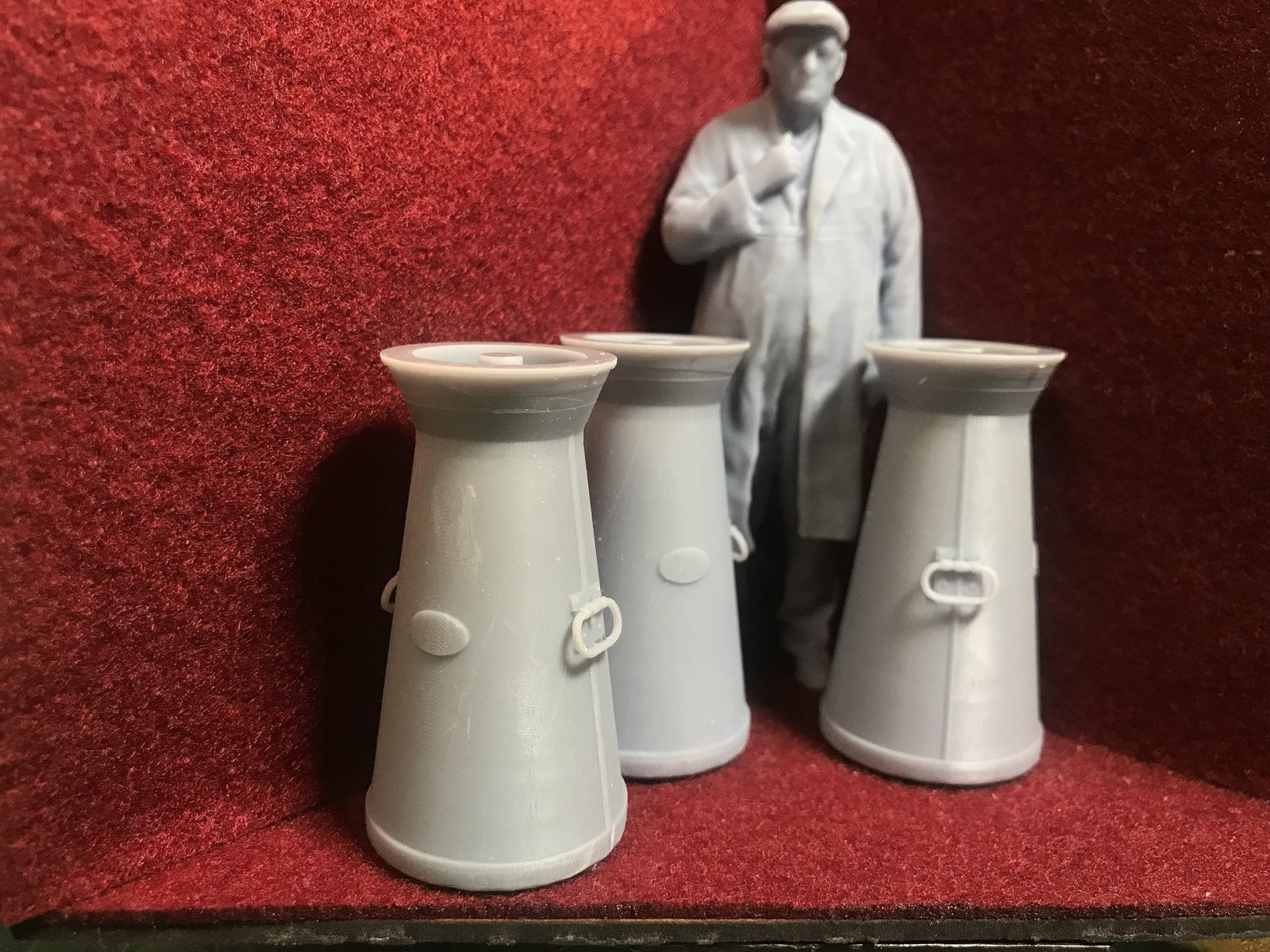 16mm scale SM32 live steam model railway scenery set featuring old-style 17 gallon milk churns for wagons or platform detail