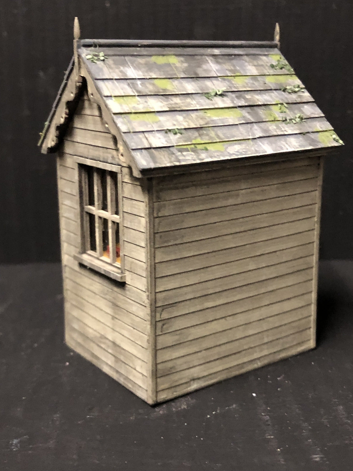 7mm scale O-16.5 narrow gauge ground frame signal hut model with glazing, fire buckets and detailed ground frame interior