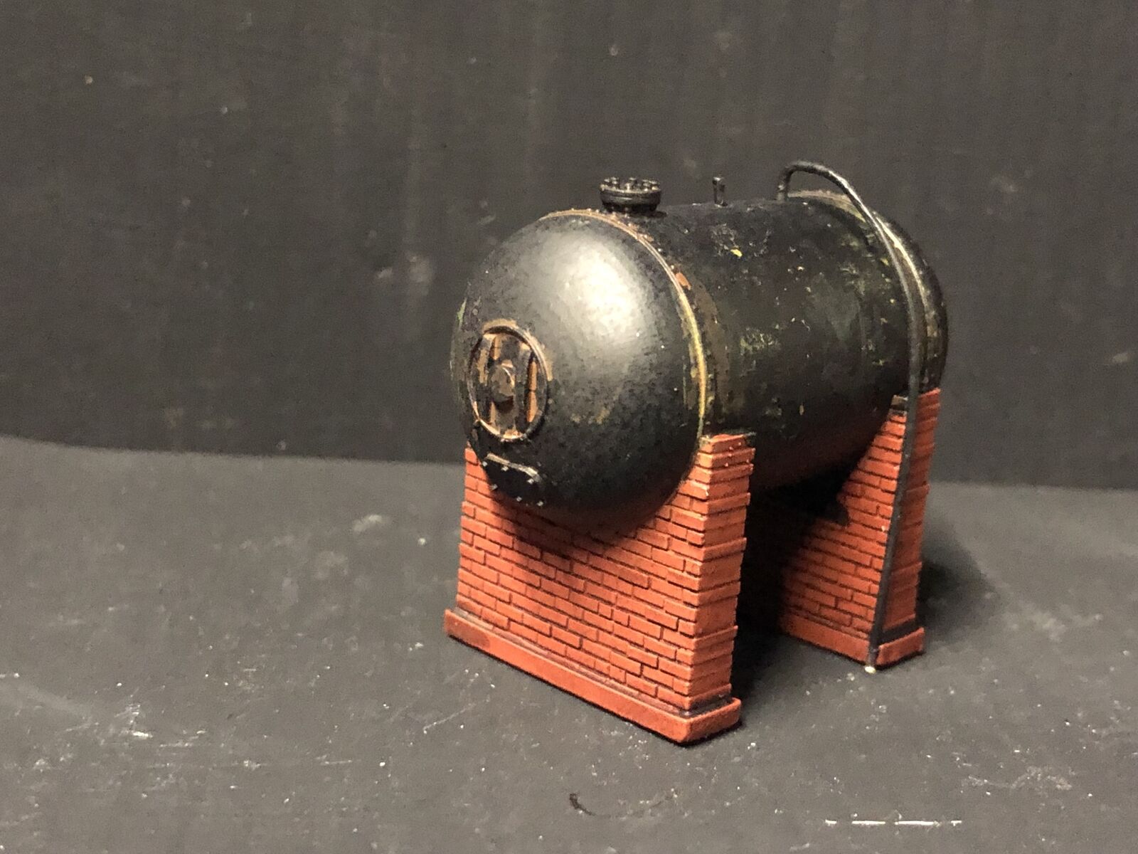 OO/HO/OO9 gauge model railway kit with two unpainted storage tanks on brick supports for depot or yard scenes