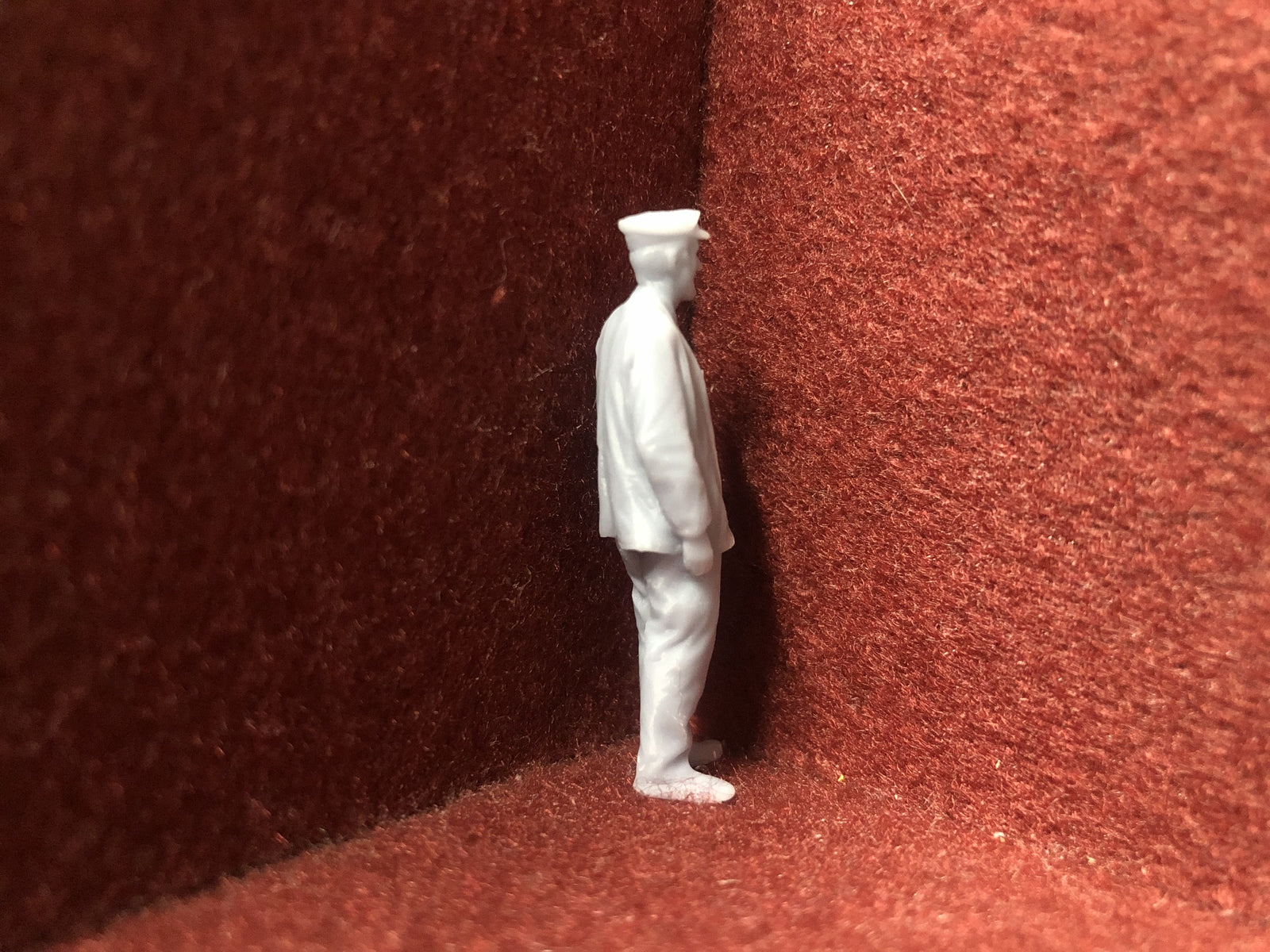 Six unpainted 1:43.5 scale NG7/O gauge loco crew figures in assorted poses for model railway layouts