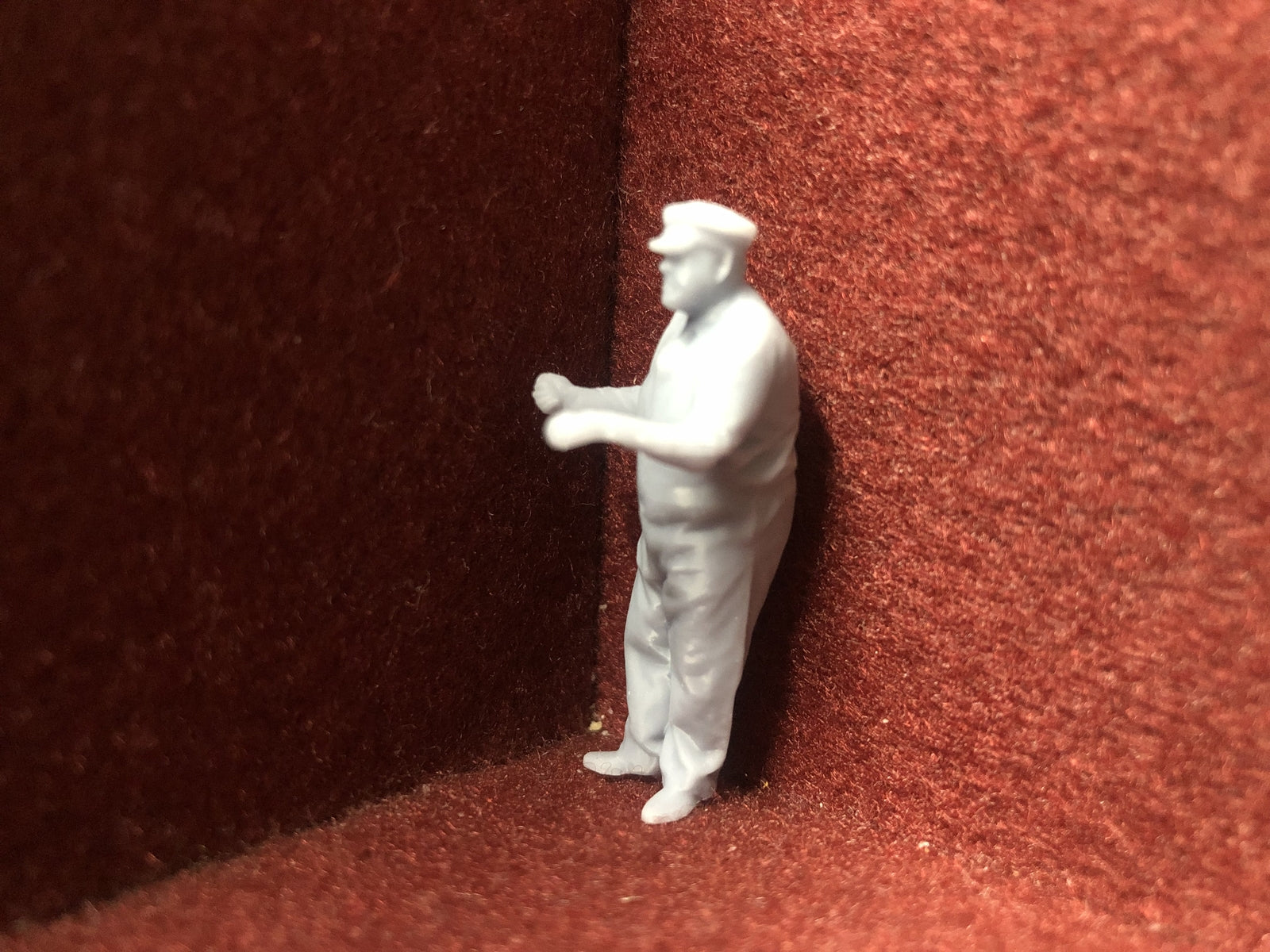 Set of six unpainted 1:43.5 scale NG7/O gauge resin loco crew figures in assorted poses for model railways