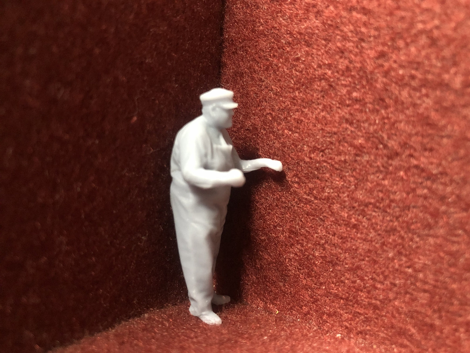 Set of six unpainted 1:43.5 scale NG7/O gauge loco crew resin figures in assorted poses for model railway layouts