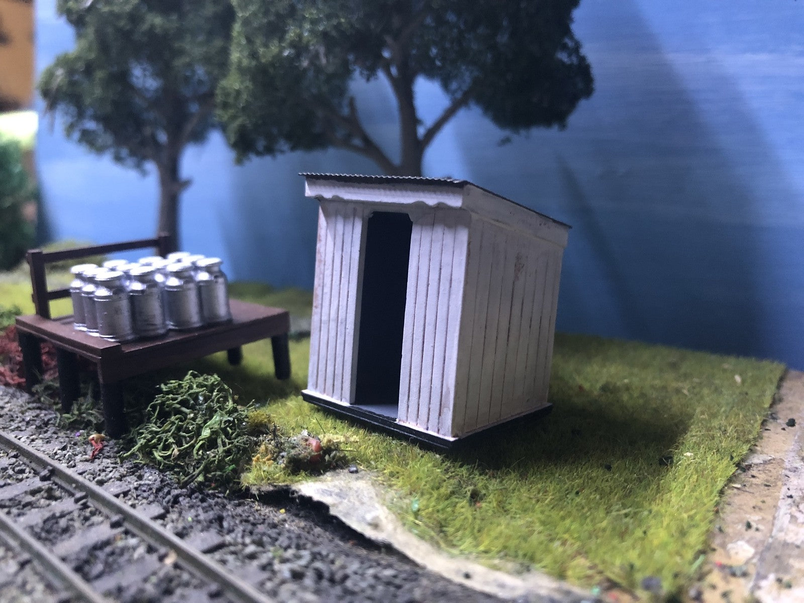 OO9/OO/HO scale Ebdon Lane country halt and milk platform kit with shelter and 12 milk churns for model railways