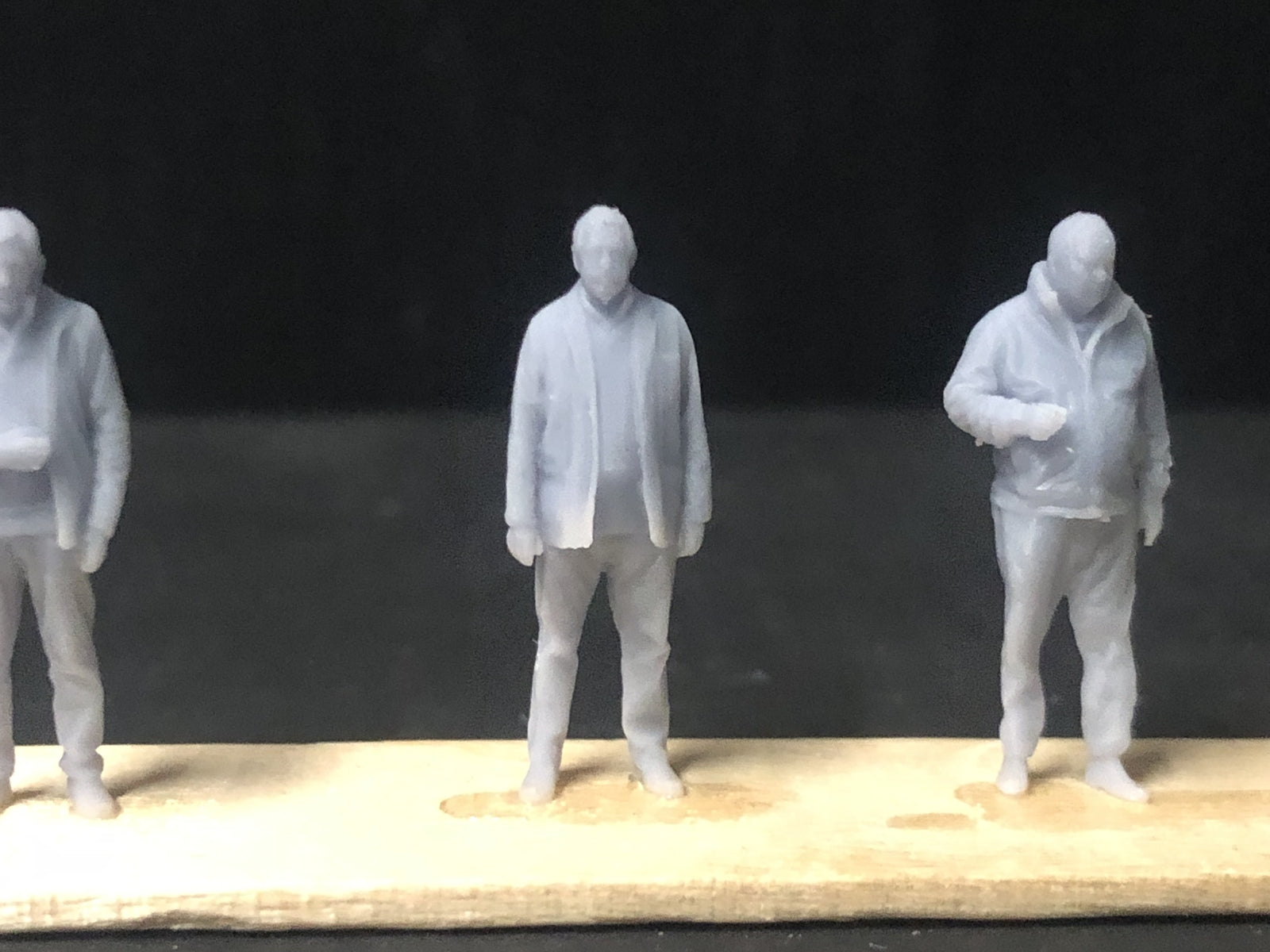 Set of six unpainted 1:76 scale OO9/OO/HO resin figures in assorted poses for model railway station scenes.