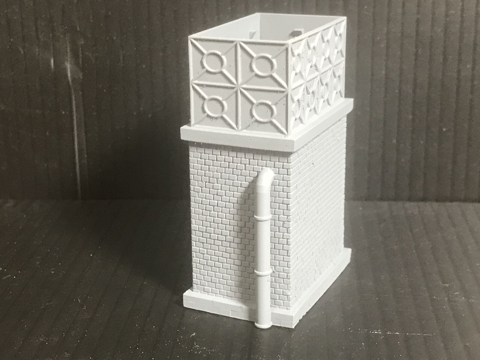 OO9 gauge small brick water tower model kit with recessed top for optional clear plastic water feature