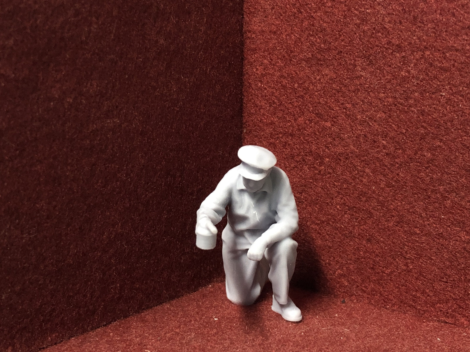 G scale 1:22.5 kneeling mechanic figure with oiler for GN15 narrow gauge model railway layouts