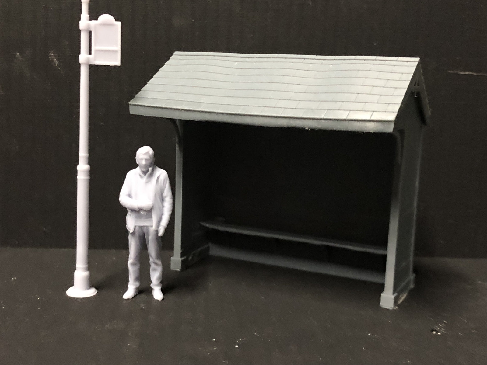 7mm scale country bus shelter kit with separate bus stop flag for O and O-16.5mm model railway layouts