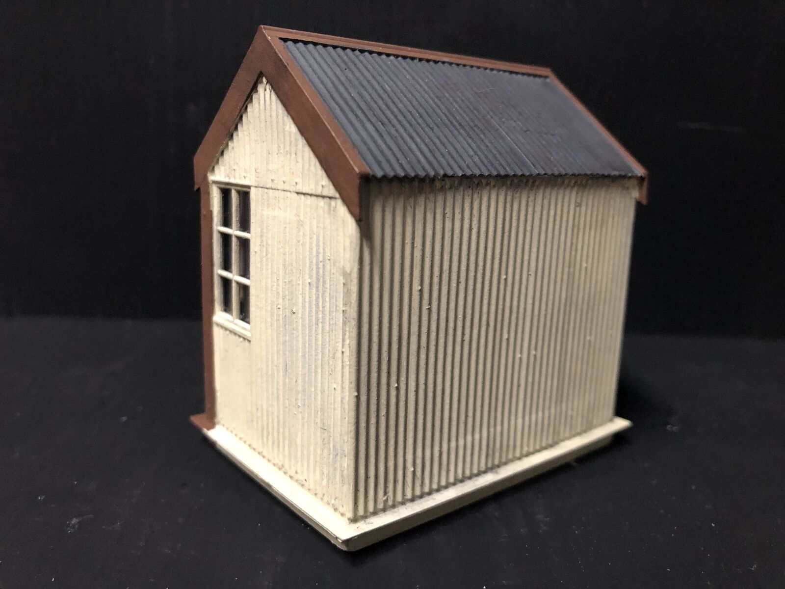 Unpainted 7mm scale O-16.5 narrow gauge Sylfaen station halt resin hut kit with glazed windows for model railway layouts