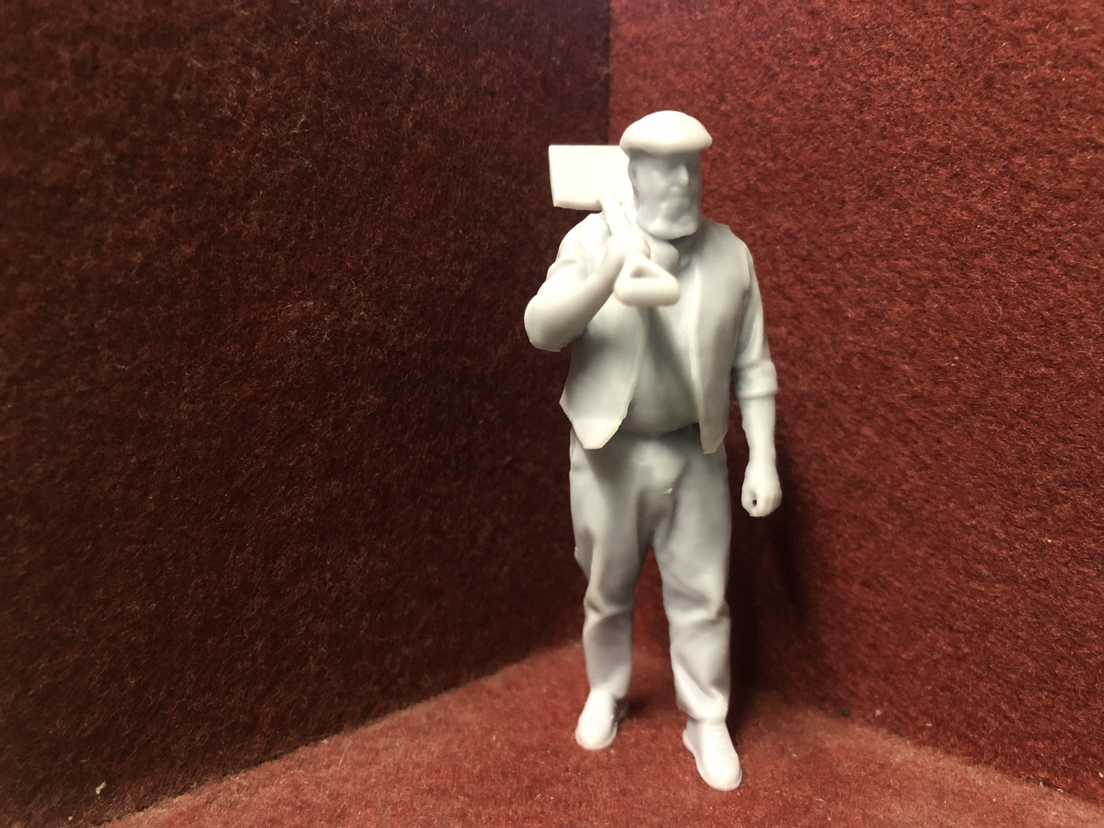 Unpainted G-scale 1:22.5 figure with shovel over shoulder, GN15 compatible, 3D scanned from a real person for model railways