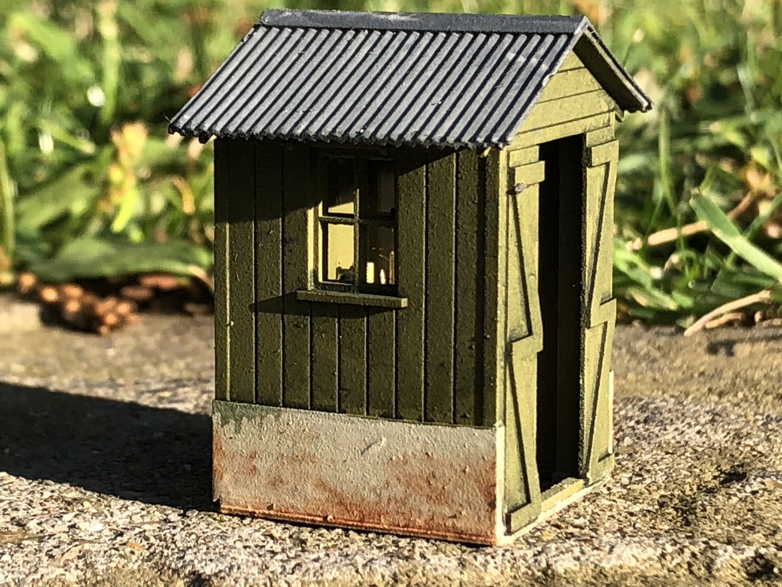 OO9/OO/HO scale resin model railway signalman’s hut kit with separate roof, glazing and lever frame for layout detailing