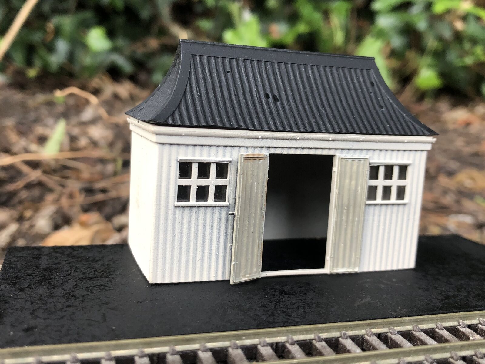 OO9/OO/HO scale GWR pagoda-style station waiting room building model with open doors and clear glazing
