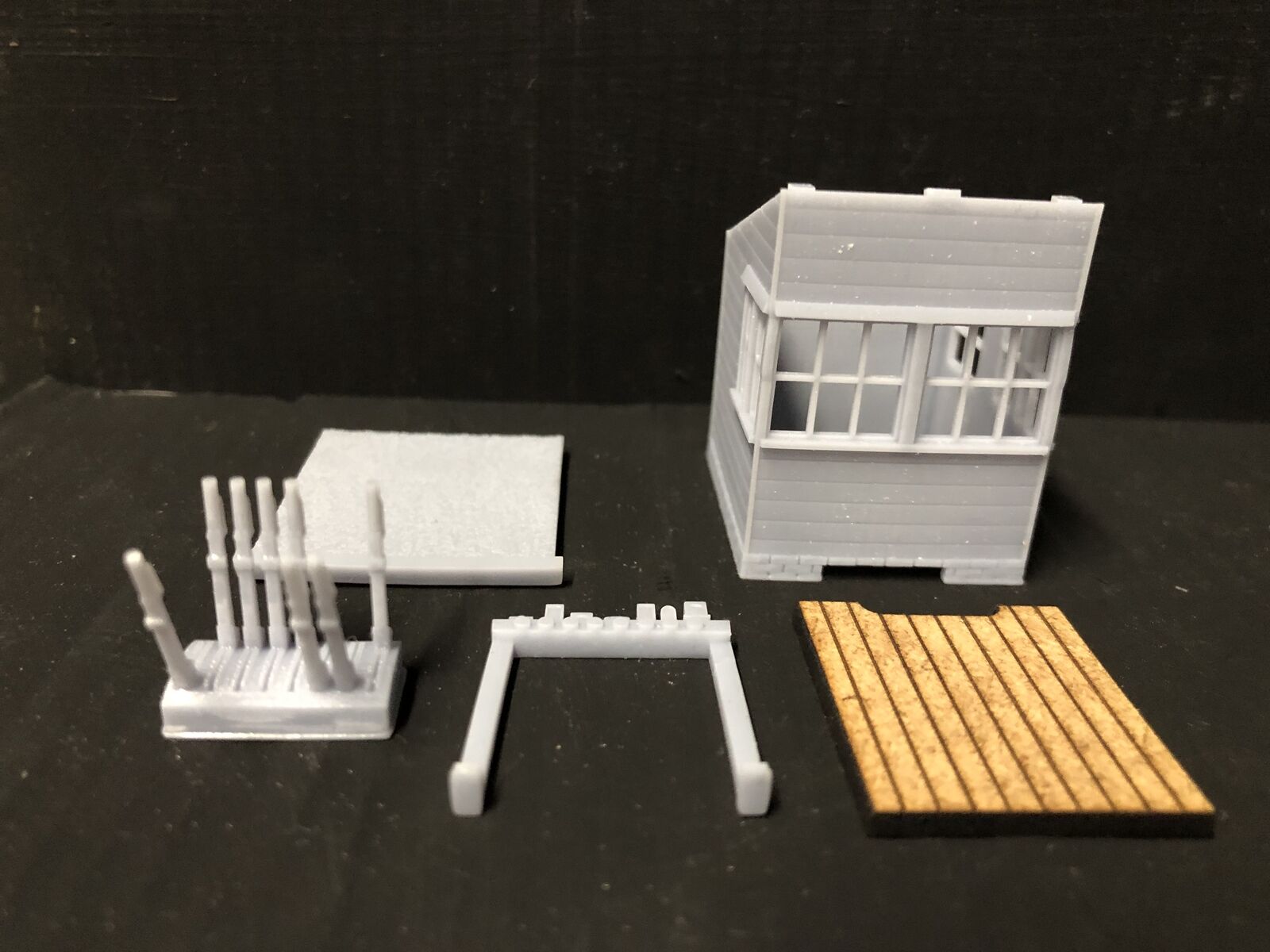 OO9/OO/HO scale ground signal box hut model kit with separate roof, glazing and interior lever frame