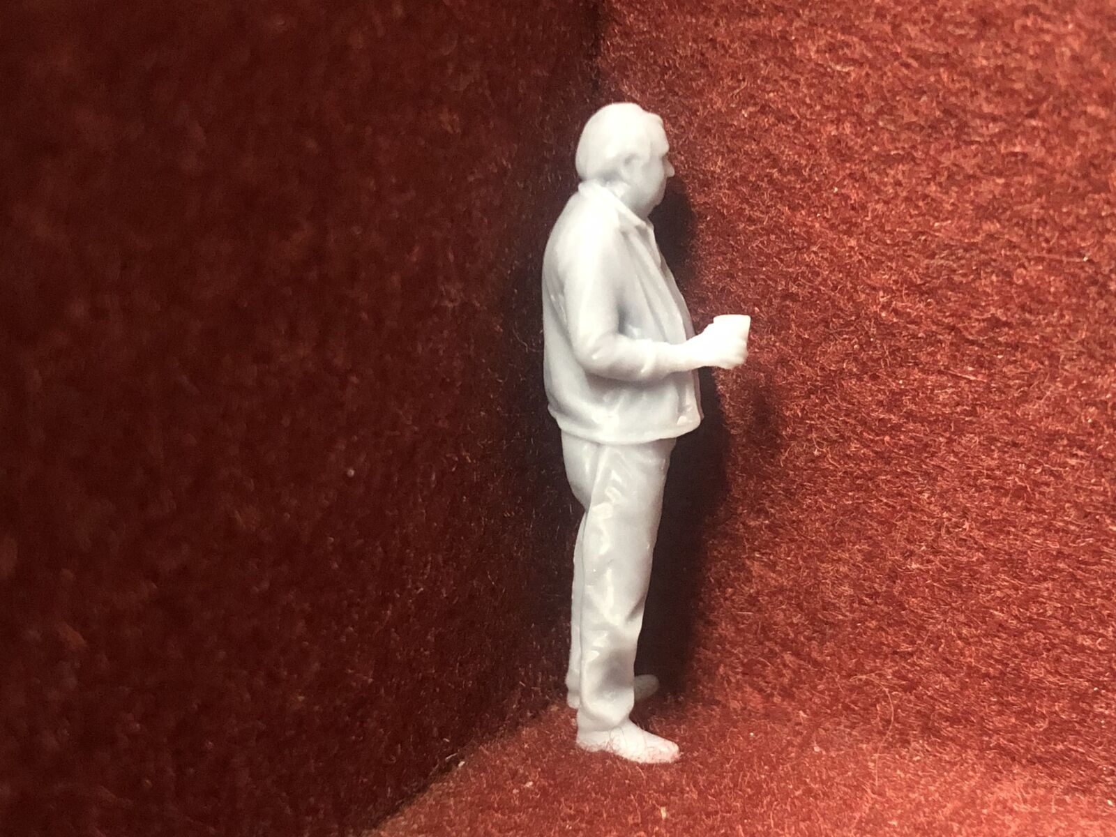 Set of six unpainted 1:43.5 scale NG7/O gauge worker and civilian figures for model railway layouts.