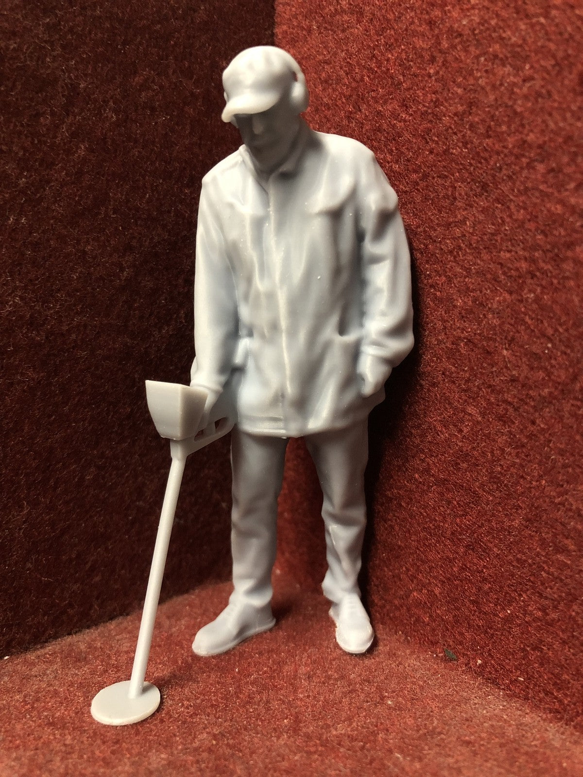 16mm 1:19 scale SM32 model railway figure of a metal detectorist, slightly bent over while searching for treasure