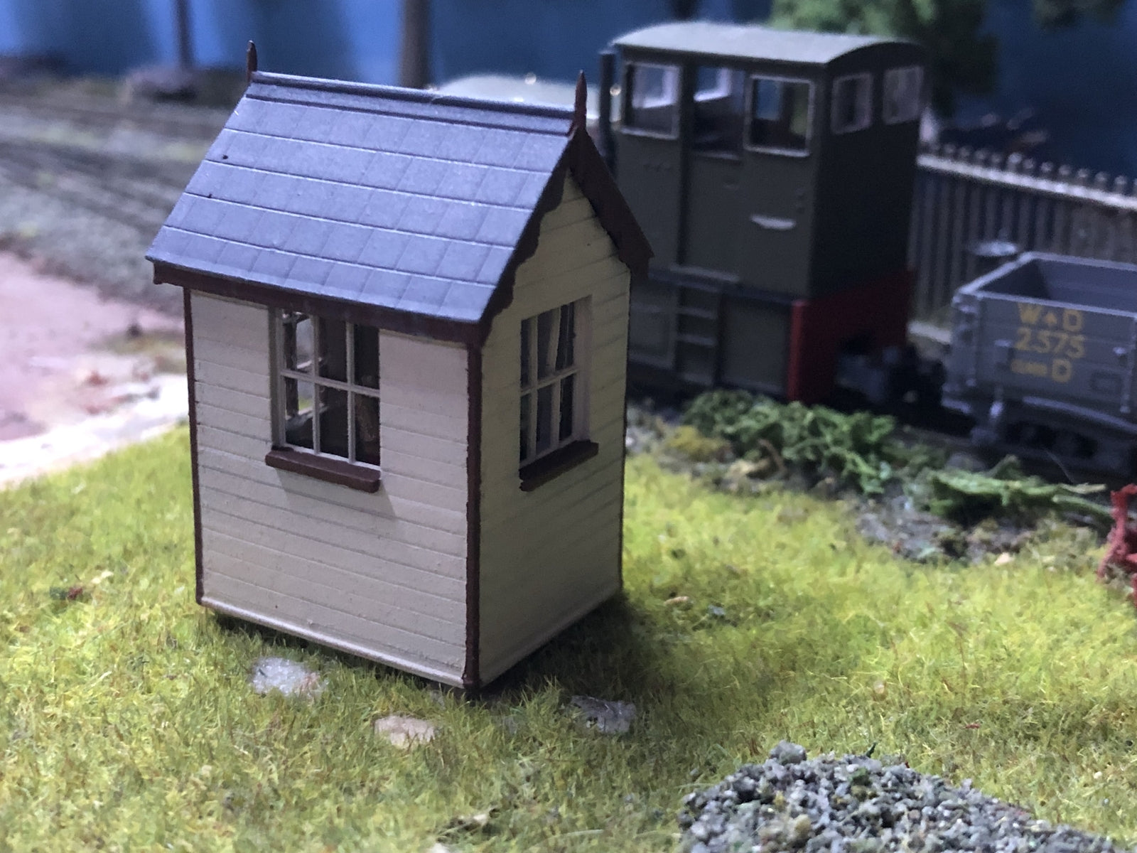 OO9/OO/HO scale model railway ground frame hut kit with glazed windows and lever frame detail