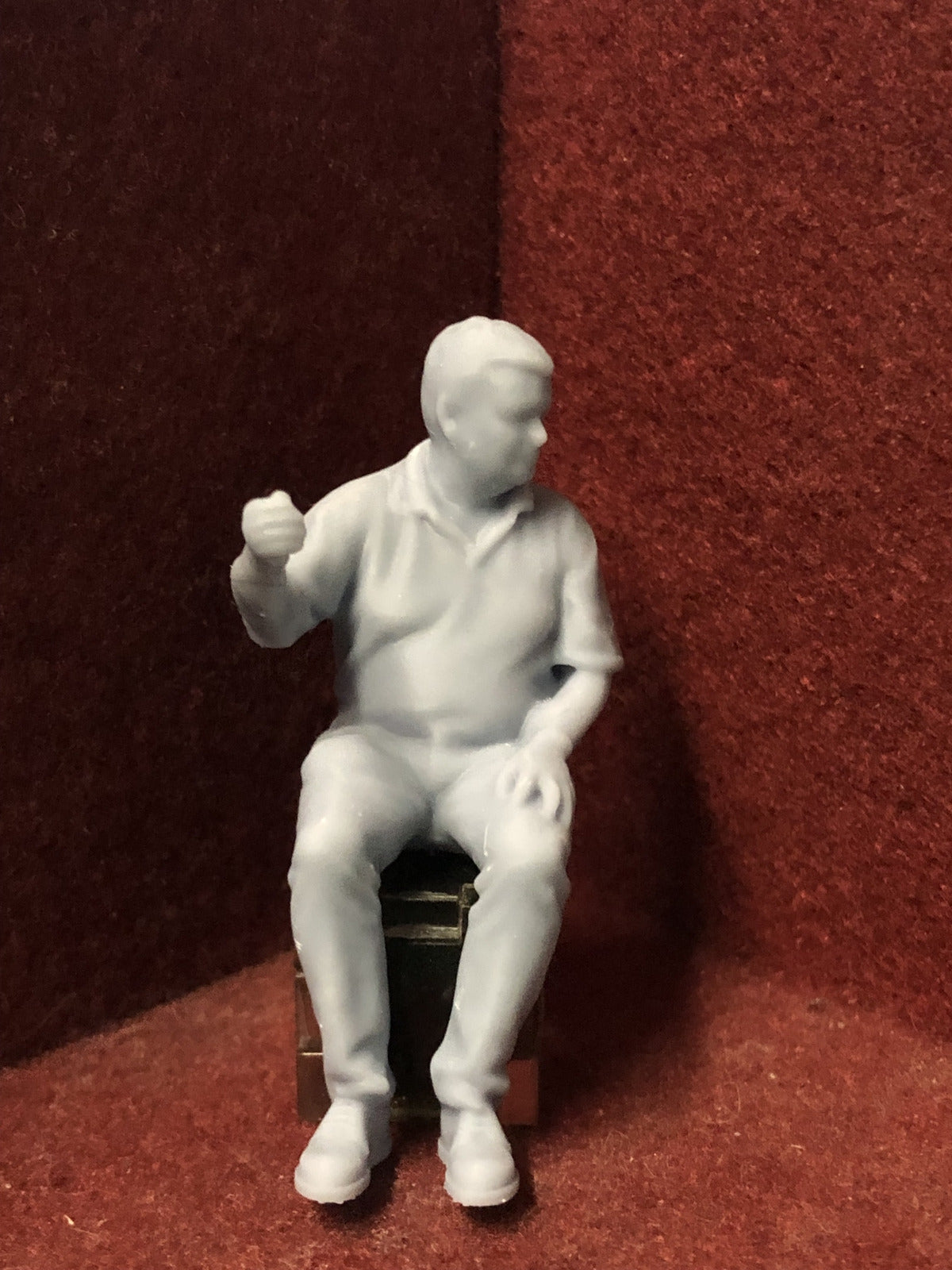 G-scale 1:22.5 seated driver figure for model railways, GN15 compatible, unpainted 3D scan of a real person
