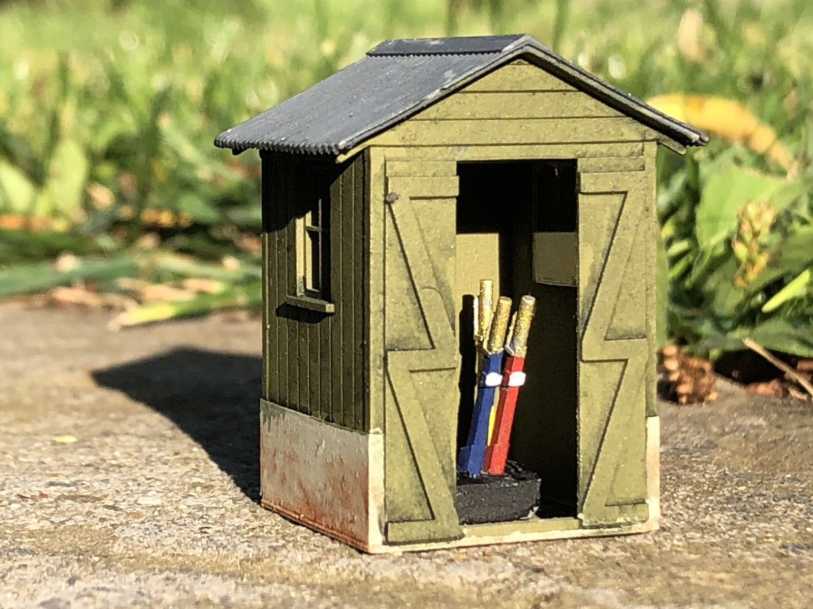 Unpainted OO9/OO/HO resin model railway signalman’s hut kit with separate roof, glazing and lever frame on a 24mm square base