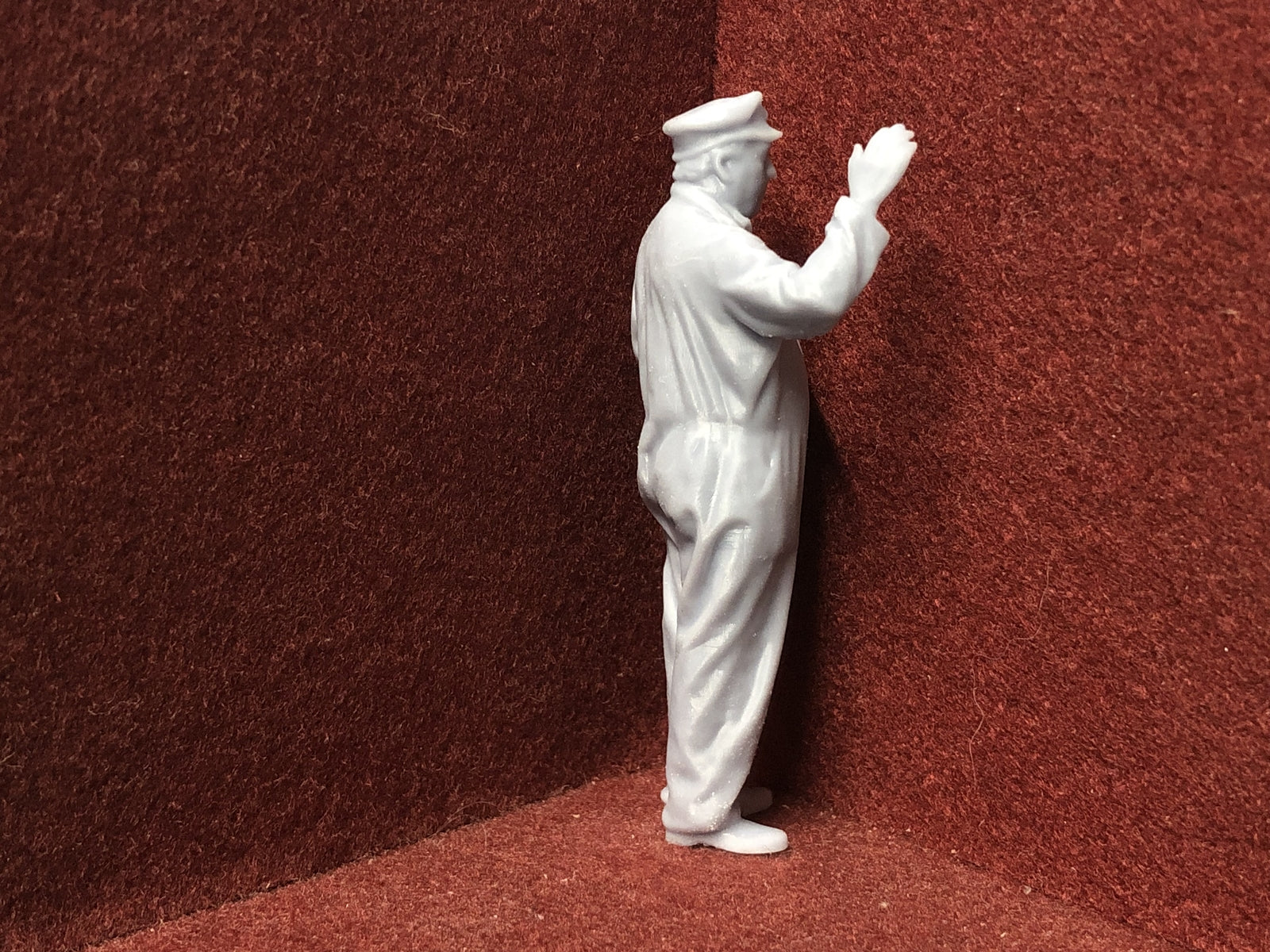 Unpainted 3D-scanned G scale 1:22.5 driver figure for model railway layouts, approx 78mm tall