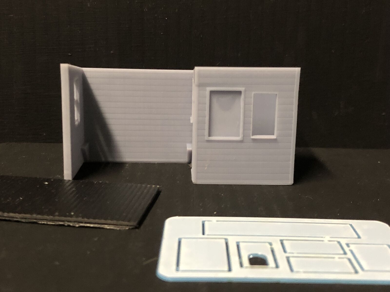 OO9/OO/HO scale model railway kit of a small combined ticket office and waiting room building for narrow station platforms