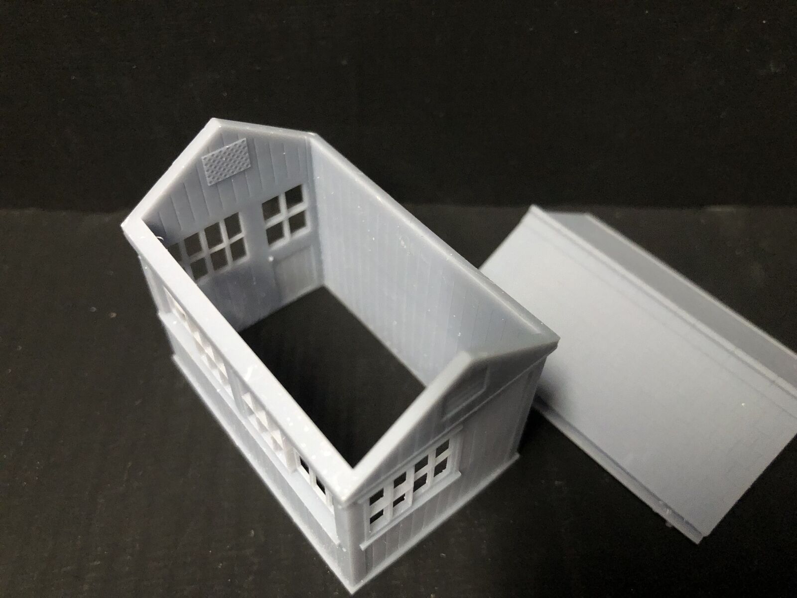 OO9/OO/HO scale Staverton ground frame signal box model building with glazed windows and bird box for model railway layouts