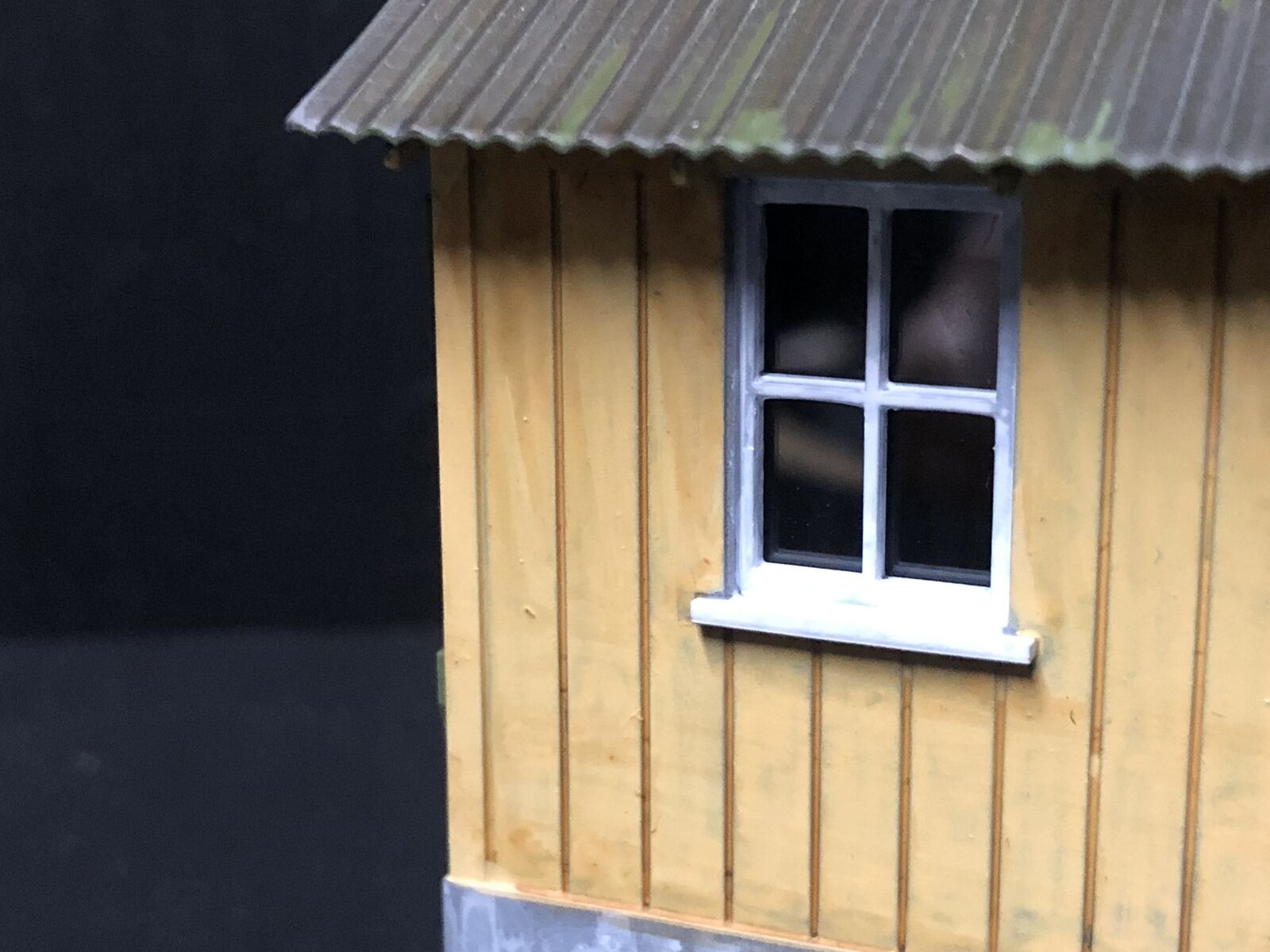 NG7 7mm scale model railway signalman’s hut kit with separate roof, glazing and lever frame on a 36mm square footprint