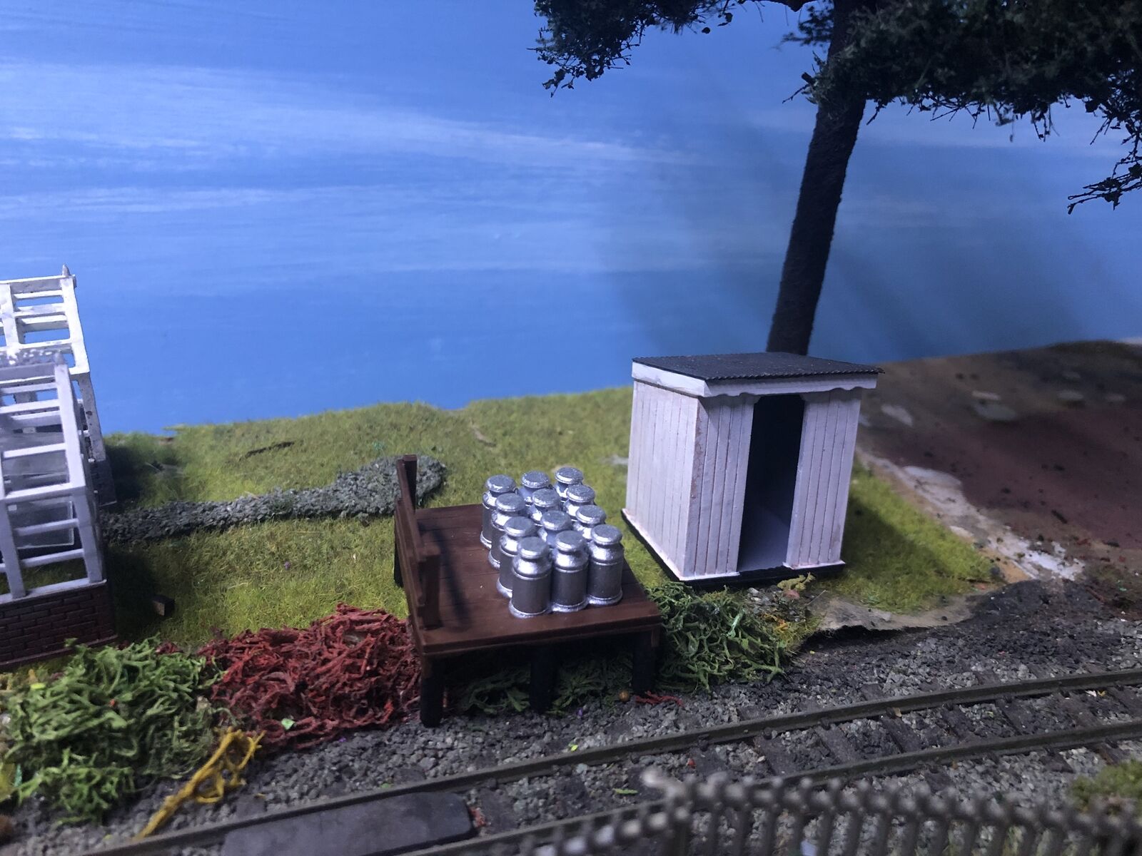 OO9/OO/HO scale Ebdon Lane country halt and milk platform kit with shelter, raised stand and 12 separate milk churns